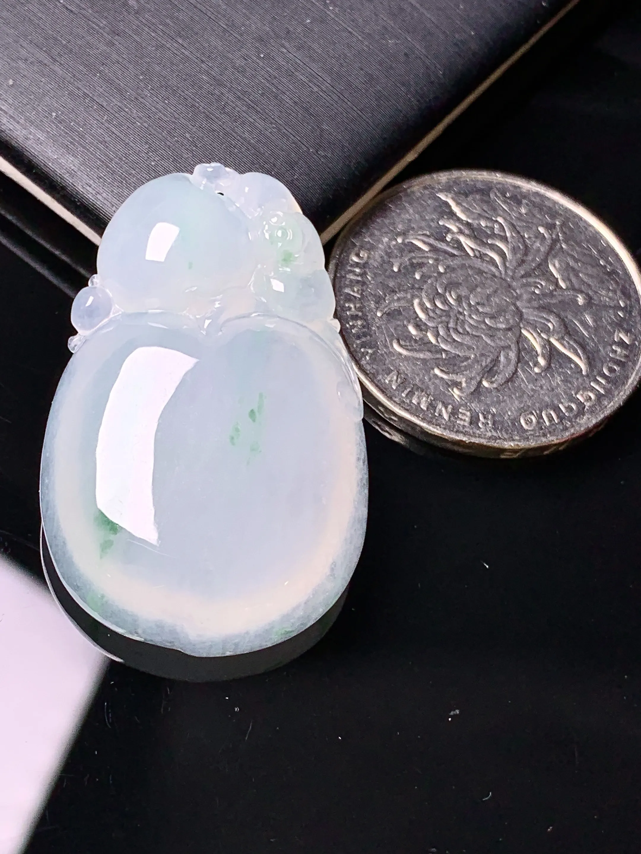 冰种福瓜吊坠 玉质细腻 色泽艳丽清新 整体尺寸34.6*22*6.6