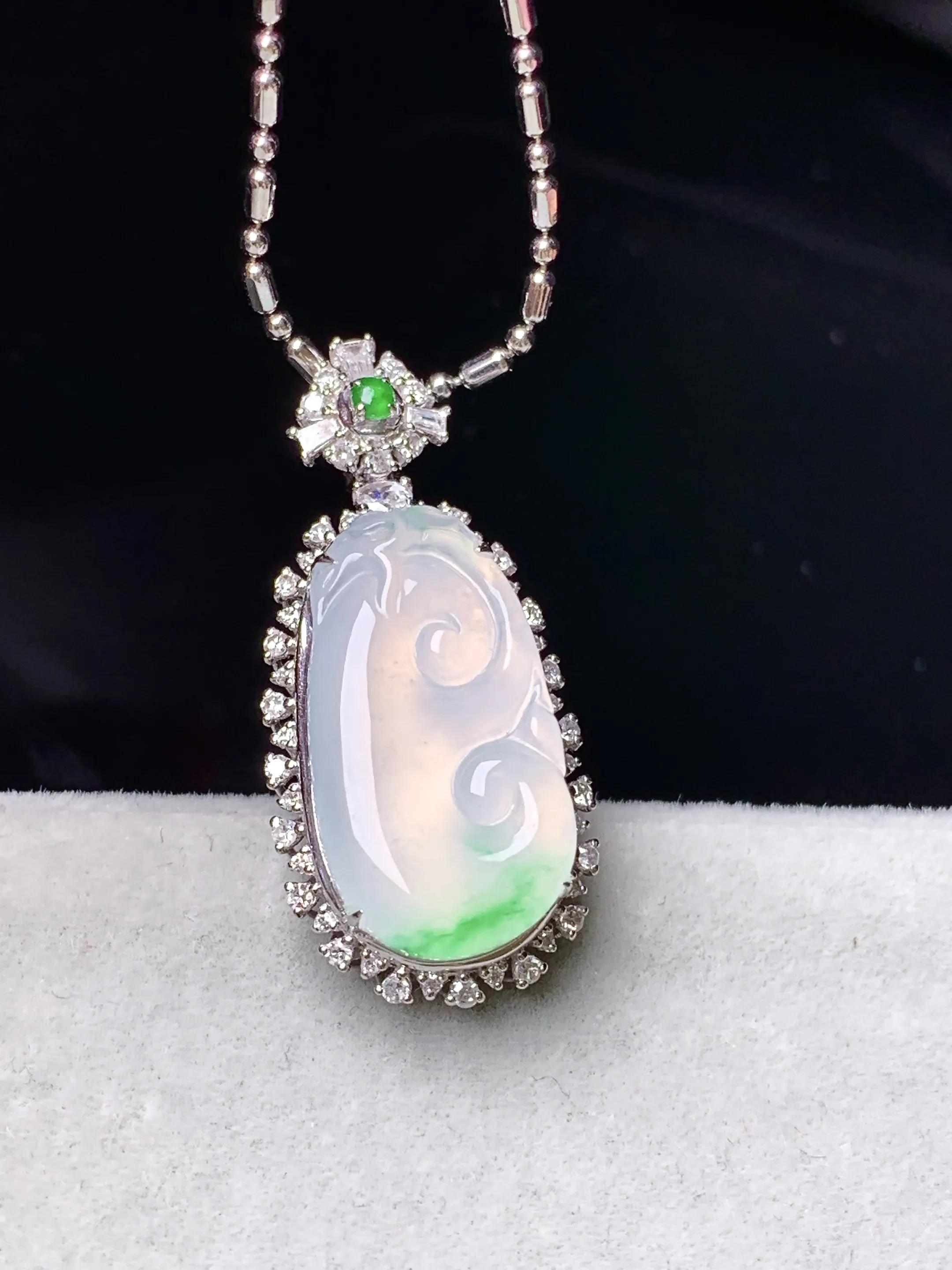 18k金钻镶嵌冰种飘绿如意吊坠 玉质细腻 色泽艳丽清新 整体尺寸27.5*12.6*7.7