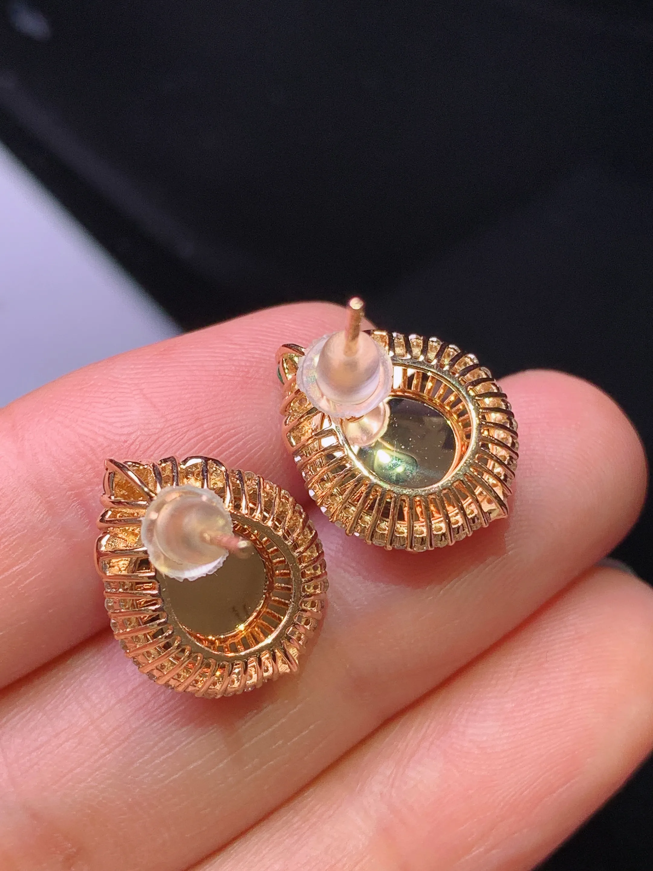 18k金钻镶嵌紫罗兰蛋面耳钉 玉质细腻 色泽艳丽清新 整体尺寸16.3*13*8.3