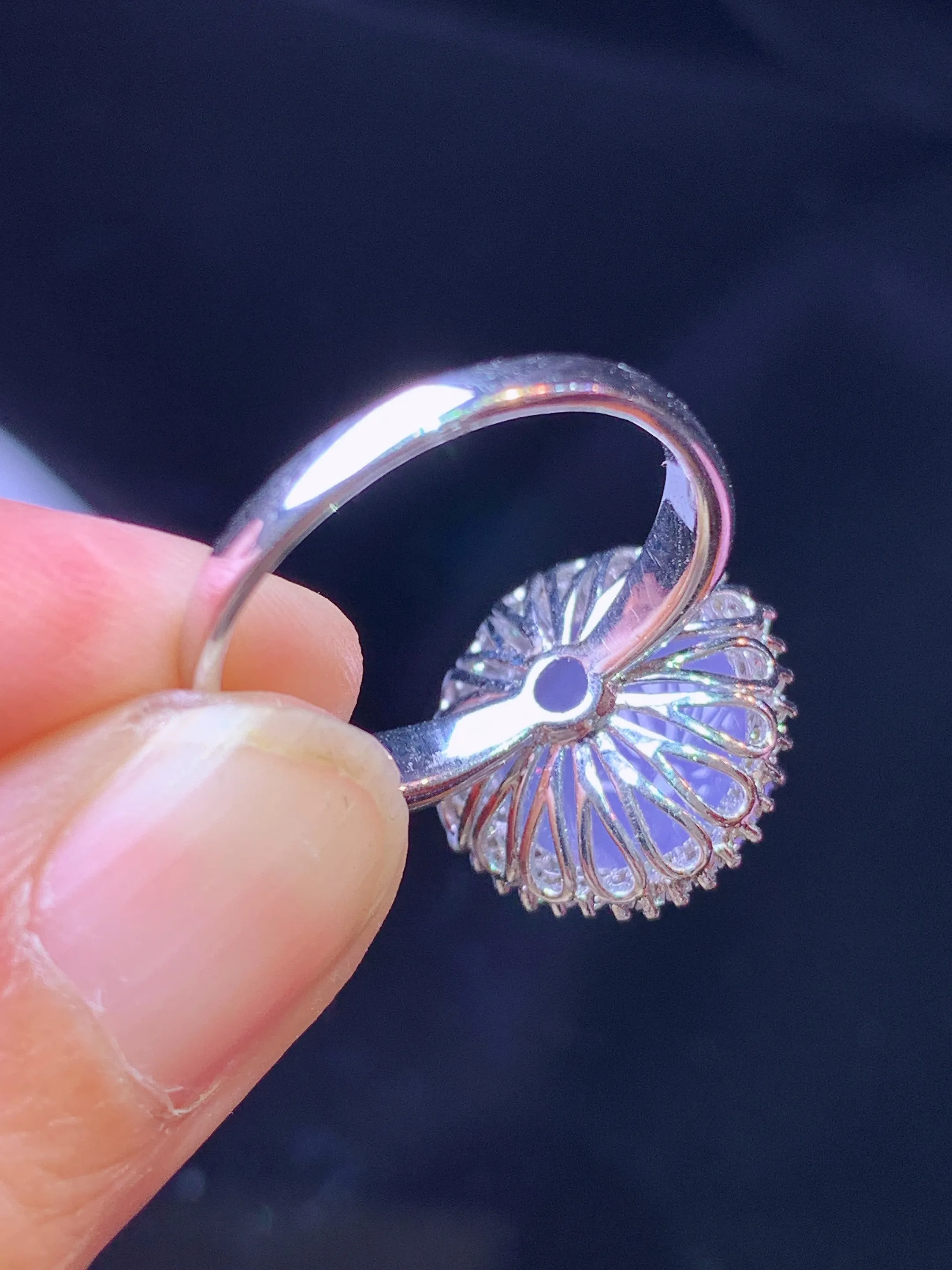 18k金钻镶嵌紫罗兰蛋面戒指 玉质细腻 色泽艳丽清新 圈口14 整体尺寸15.6*15*11