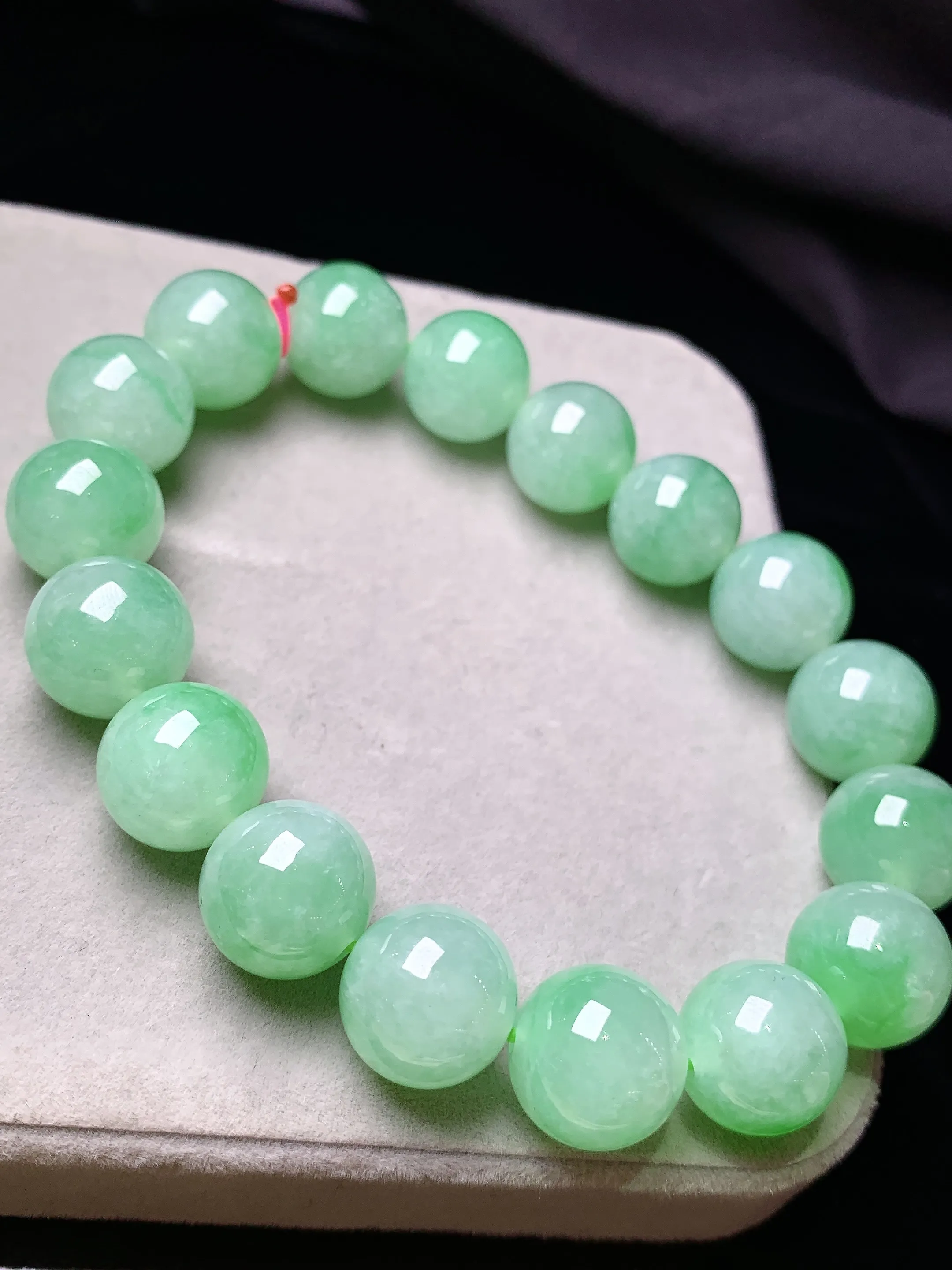 翠绿圆珠手链 玉质细腻 色泽艳丽清新 整体尺寸12