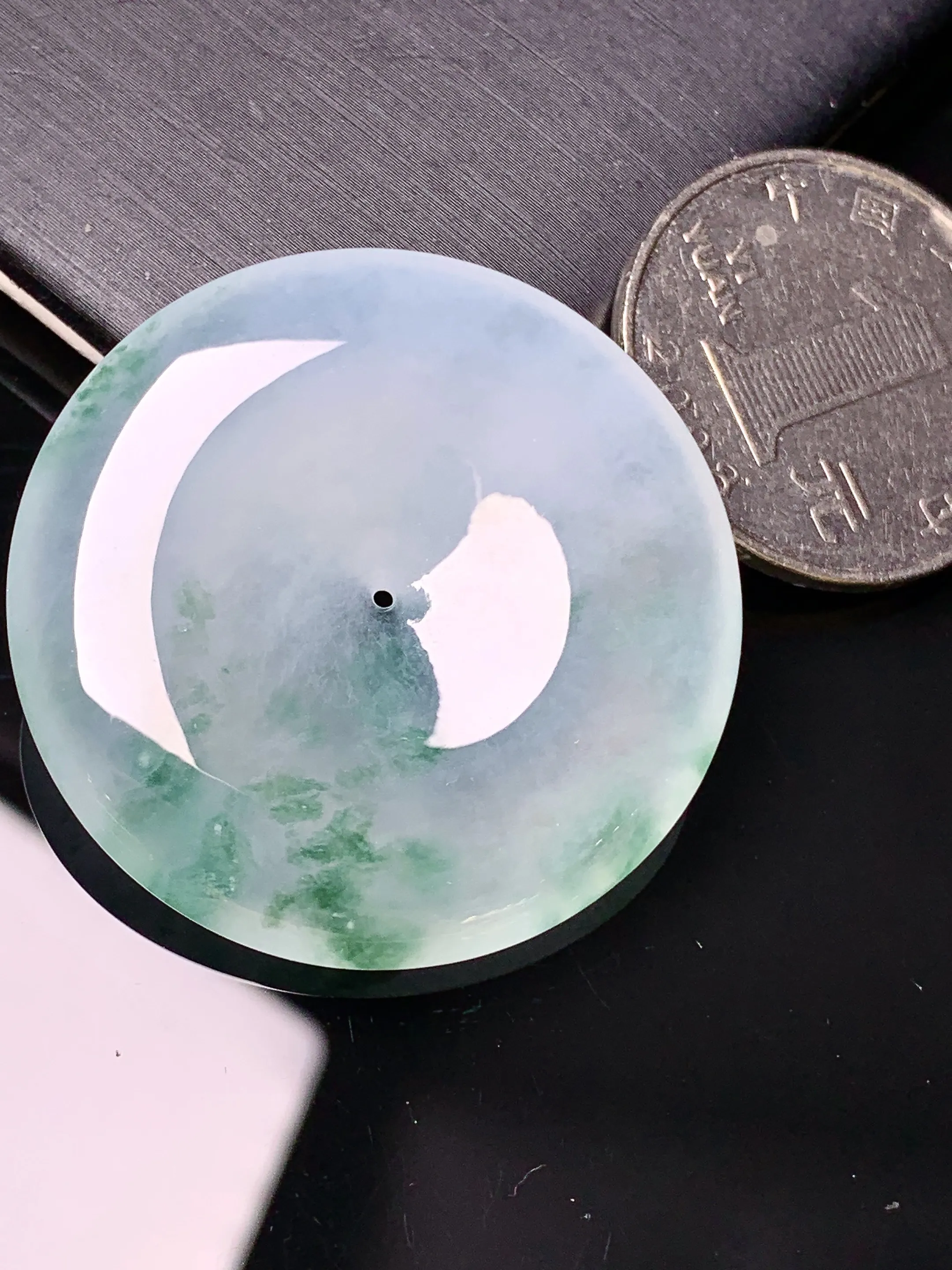 冰种飘绿平安扣吊坠 玉质细腻 色泽艳丽清新 整体尺寸36*6.6