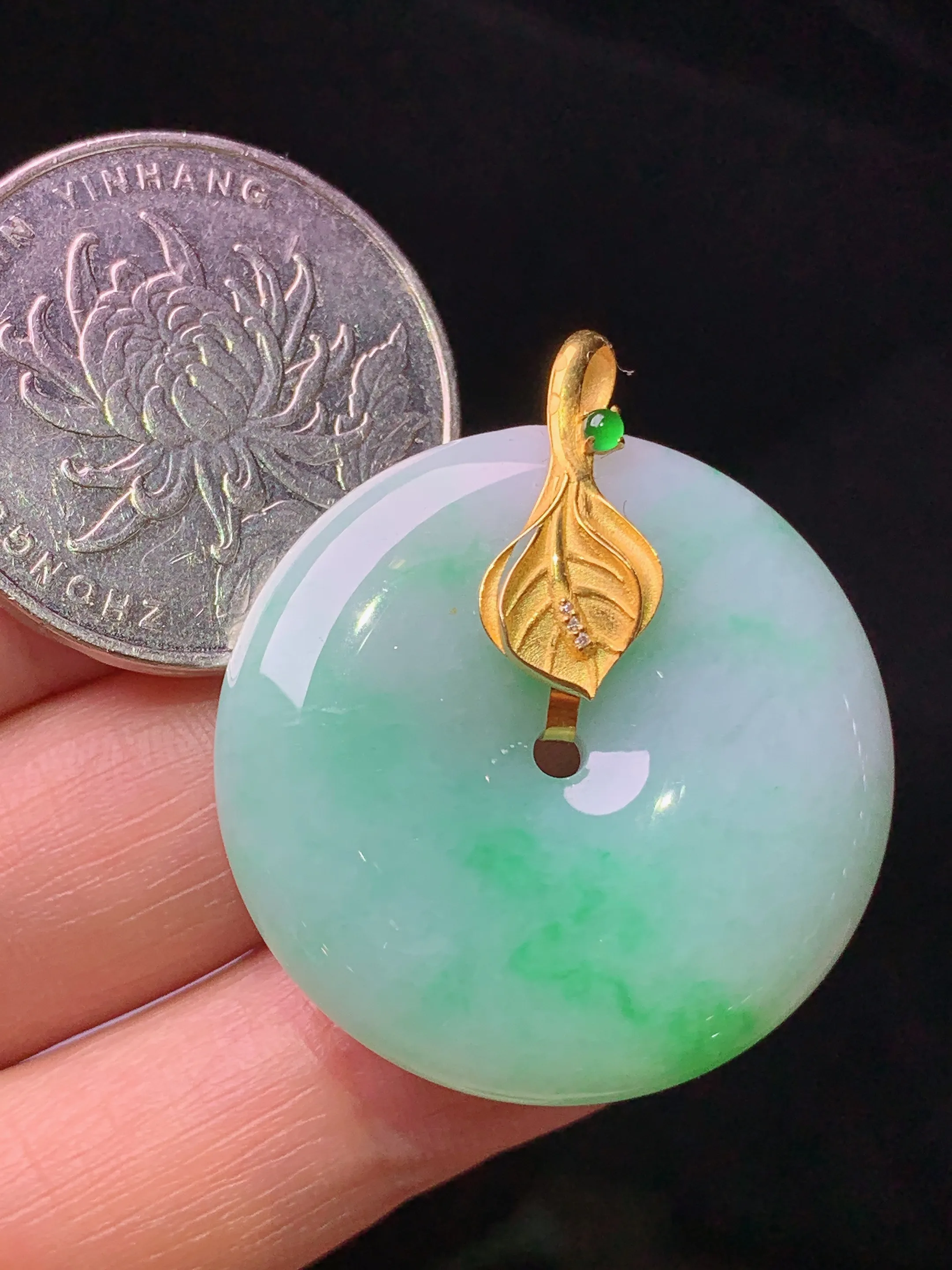 18k金镶嵌飘绿平安扣吊坠 玉质细腻 色泽艳丽清新 整体尺寸33*29*6.2