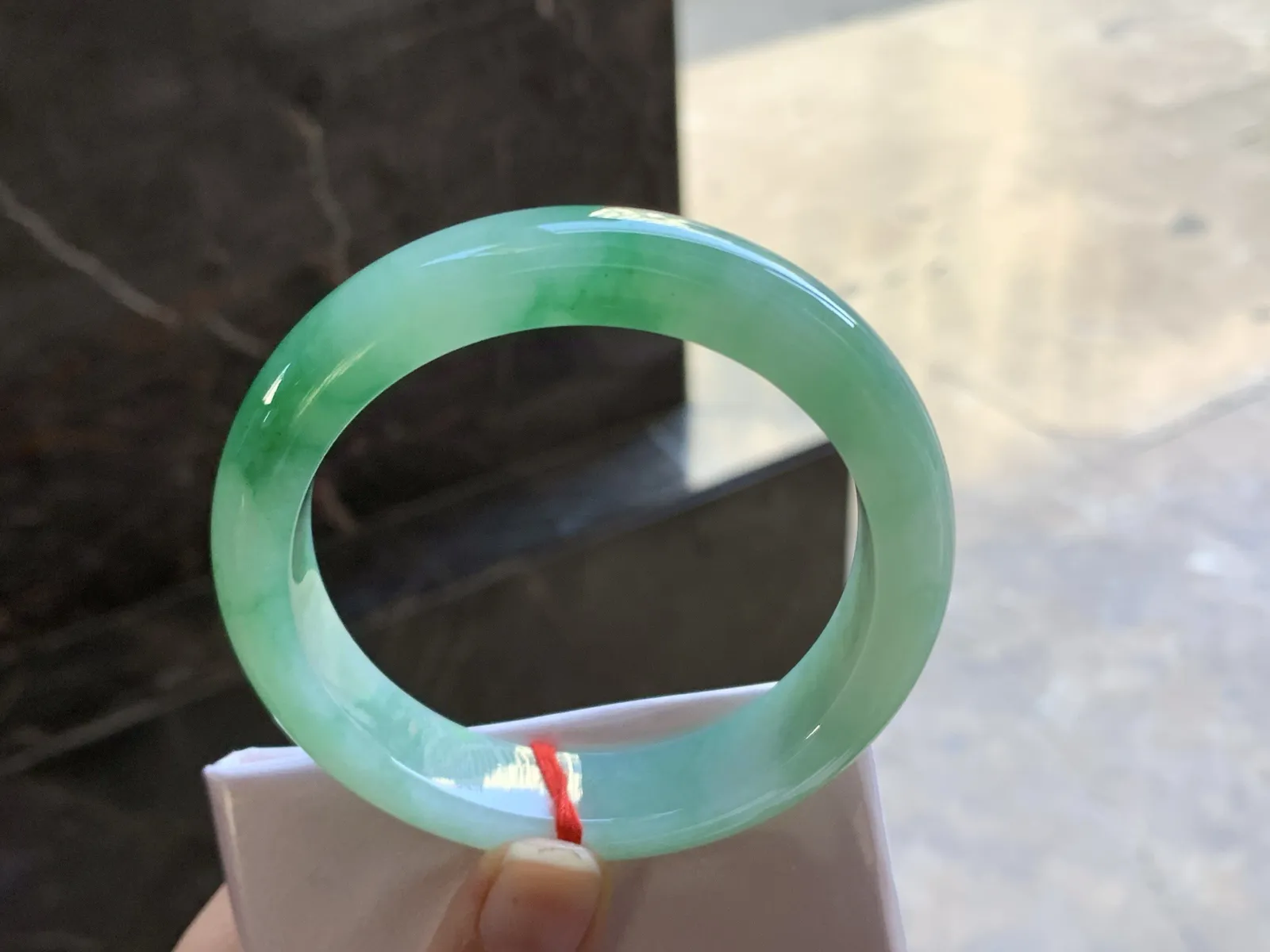 55.5-12.8-8.7

绿色手镯^_^鲜艳 玉质温润