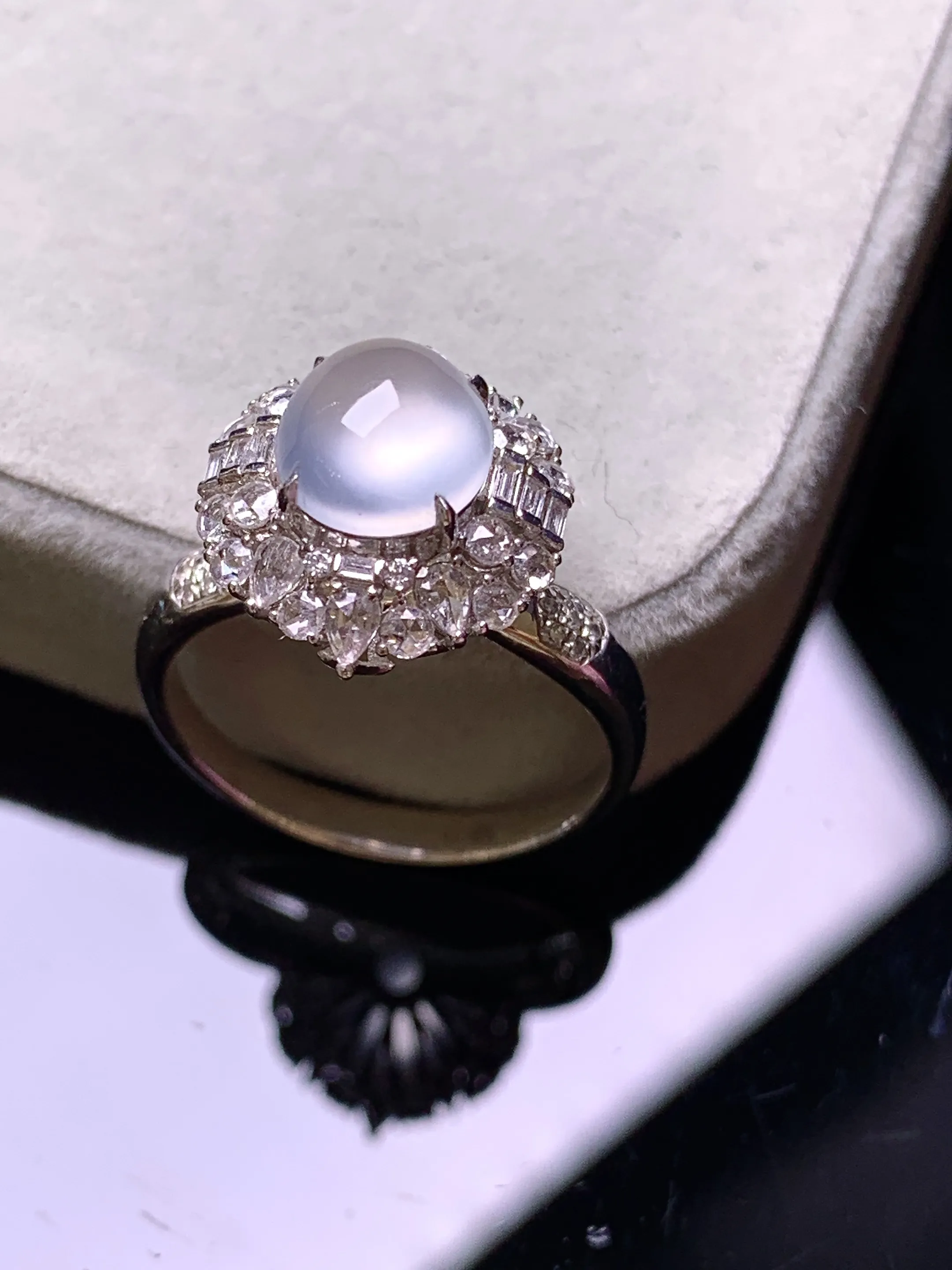 18k金钻镶嵌冰种蛋面戒指 玉质细腻 色泽艳丽清新 圈口14 整体尺寸14.8*12.8*11