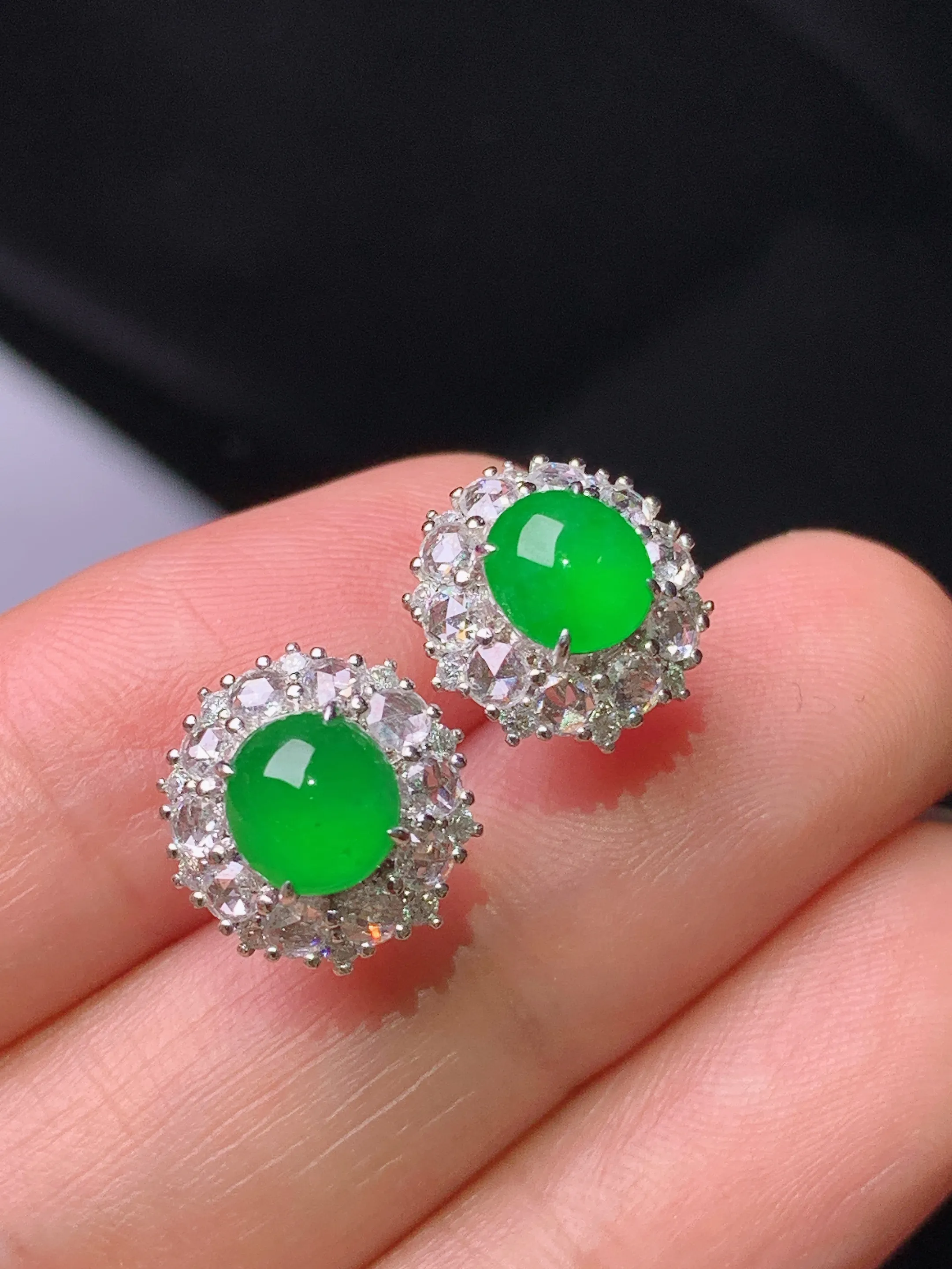 18k金钻镶嵌满绿蛋面耳钉 玉质细腻 色泽艳丽清新 整体尺寸11.5*10.8*8.2