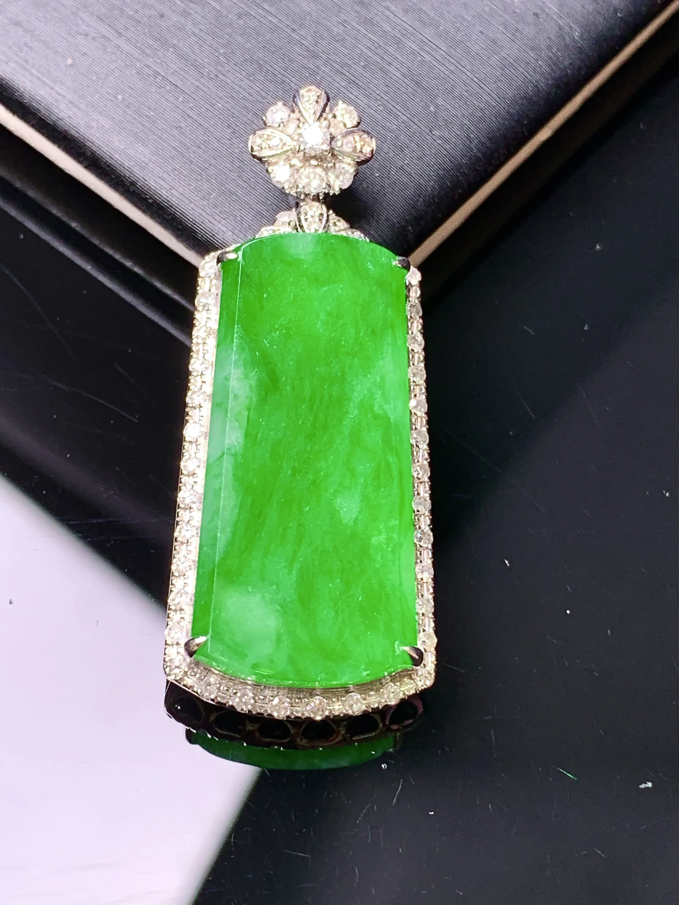 18k金钻镶嵌翠绿无事牌吊坠 玉质细腻 色泽艳丽清新 整体尺寸36.7*15*6.5