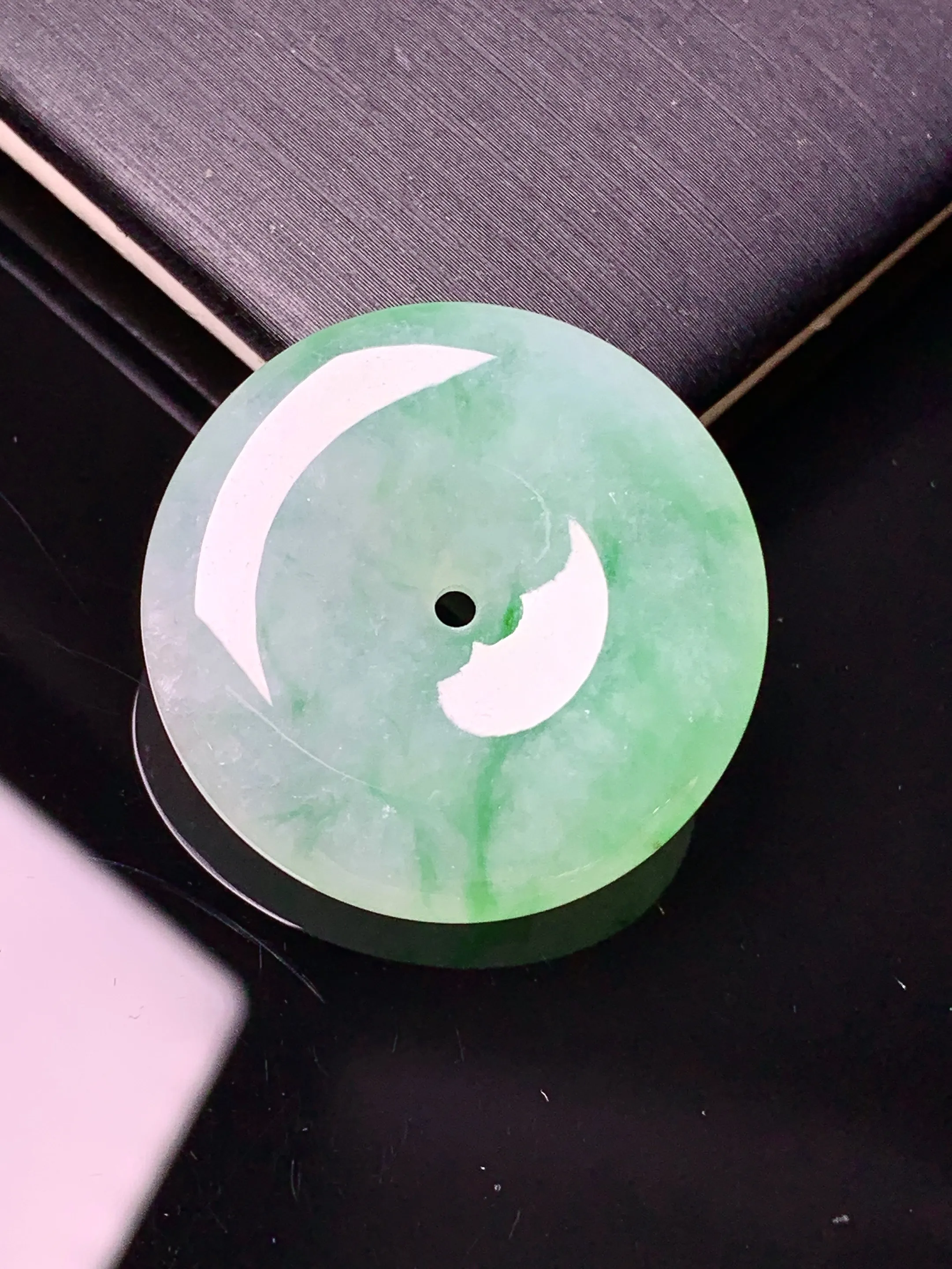 飘绿平安扣吊坠 玉质细腻 色泽艳丽清新 整体尺寸27.2*5.7