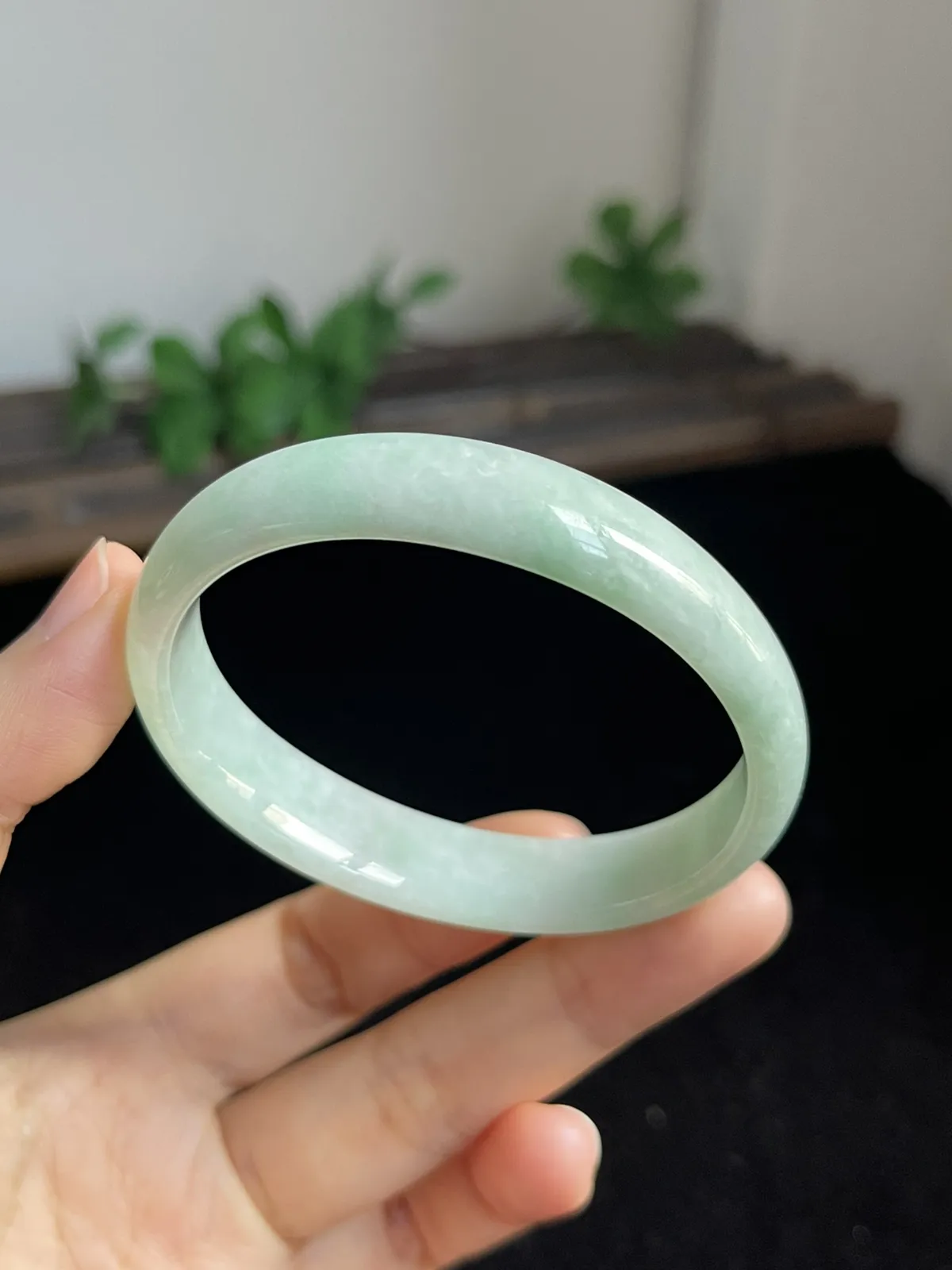 贵妃镯53.6圈口，翡翠手镯