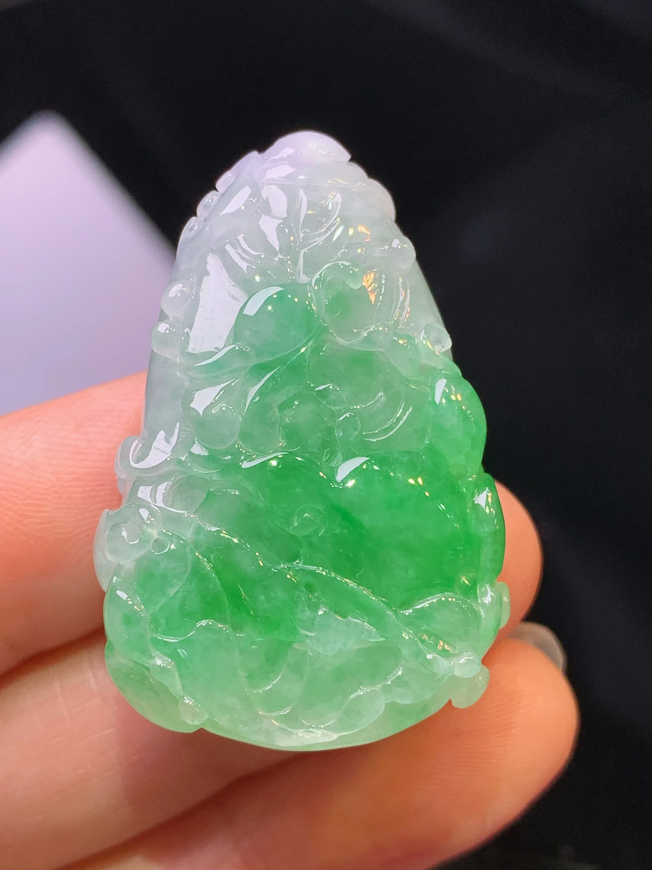 飘绿雕花花件吊坠 玉质细腻 色泽艳丽清新 整体尺寸36.8*24.2*10.5