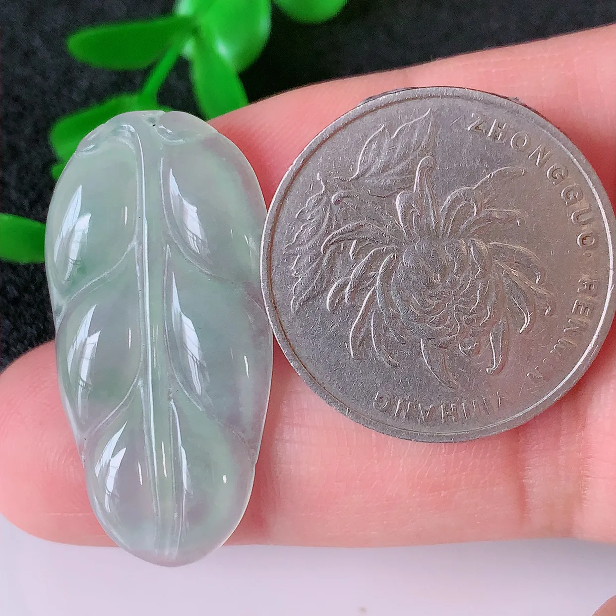 自然光实拍，冰种翡翠叶子吊坠 ，种水足，色泽清新，工艺精湛，叶子寓意美好；金枝玉叶，事业有成。#105.1尺寸33.2-17-3.5，34.5-17-4.5mm