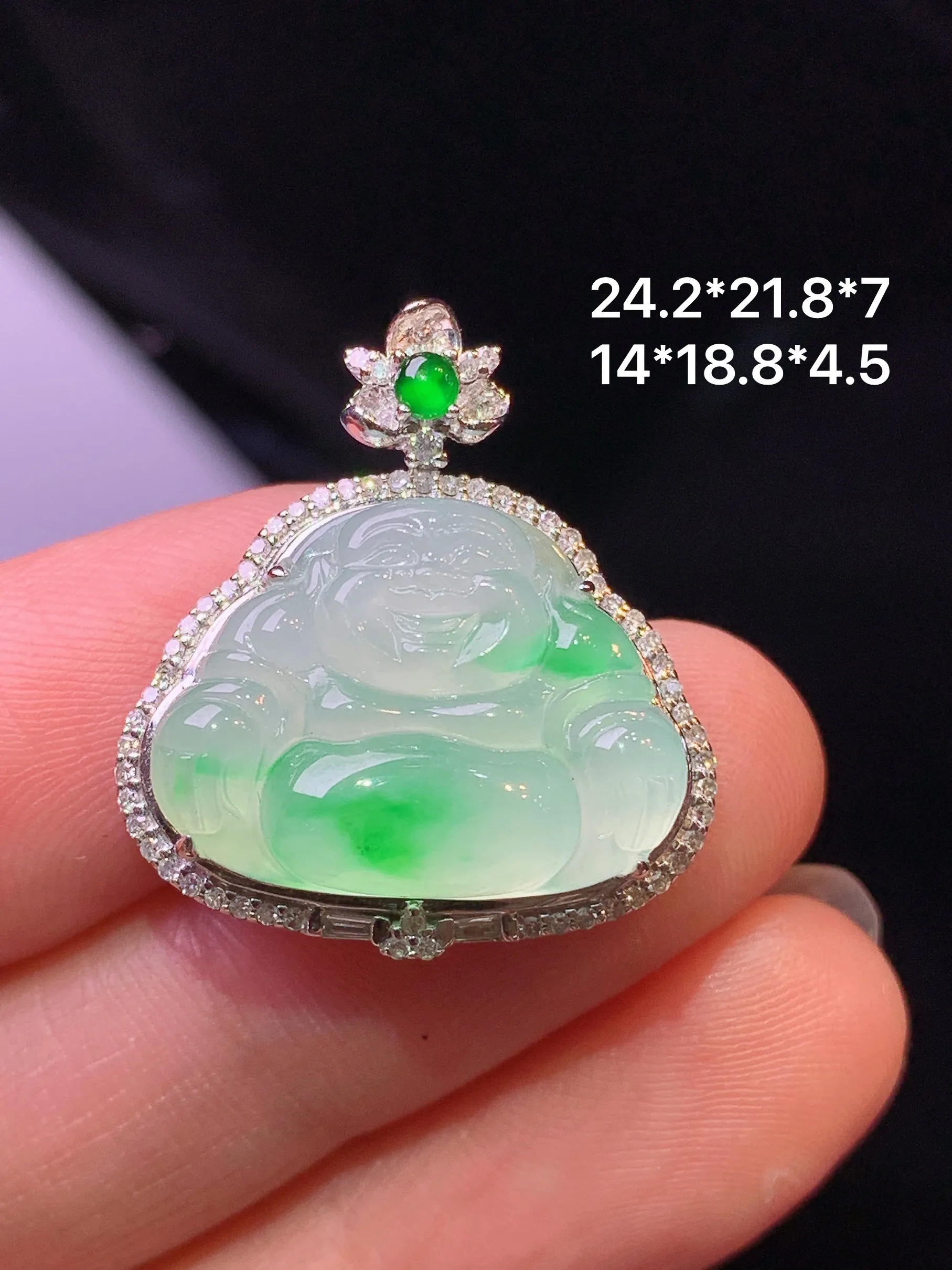 18k金钻镶嵌飘绿佛公吊坠 玉质细腻 色泽艳丽清新 整体尺寸24.2*21.8*7