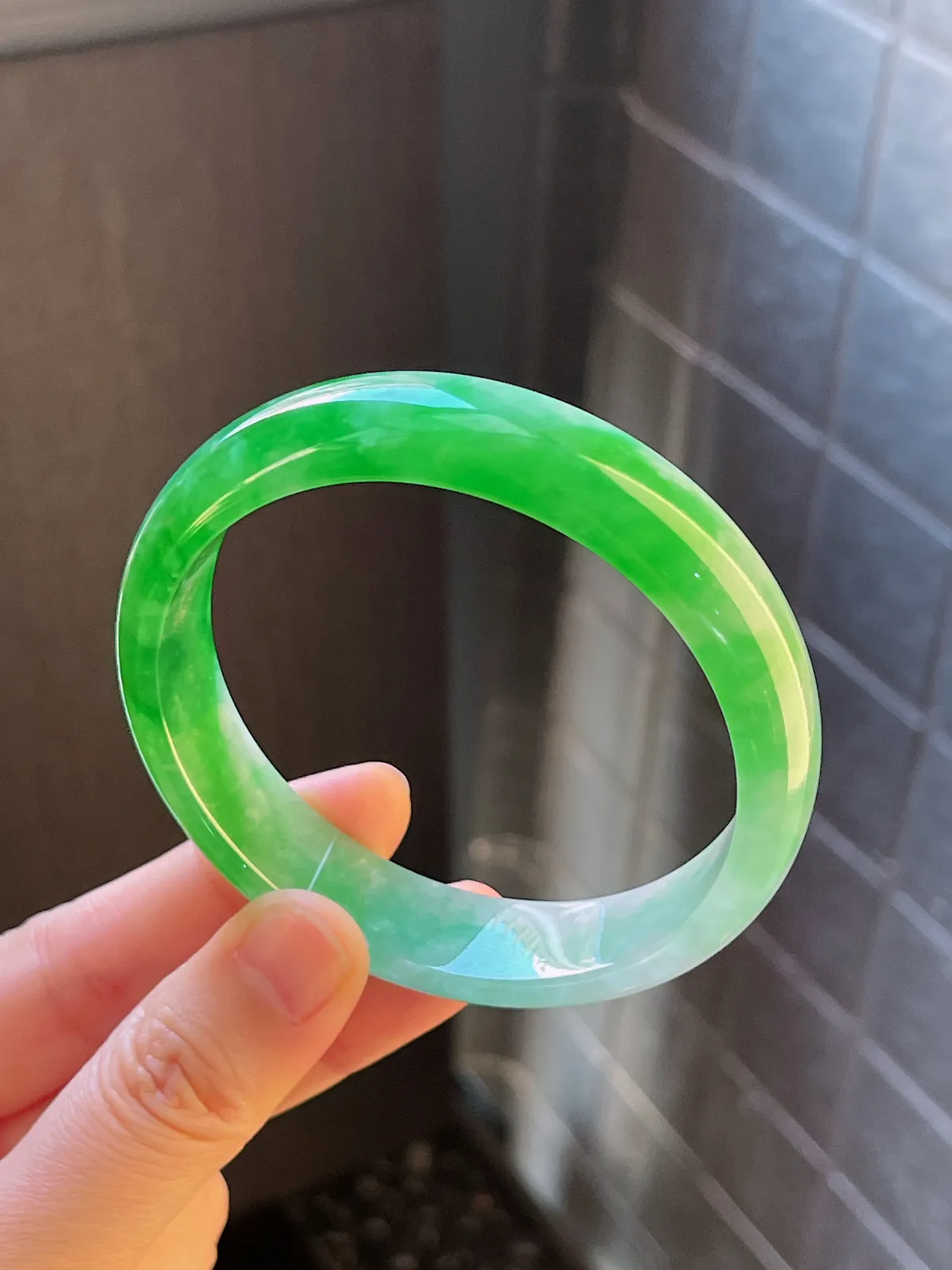 正圈58.3圈口，翡翠细糯化到冰糯飘阳绿手镯