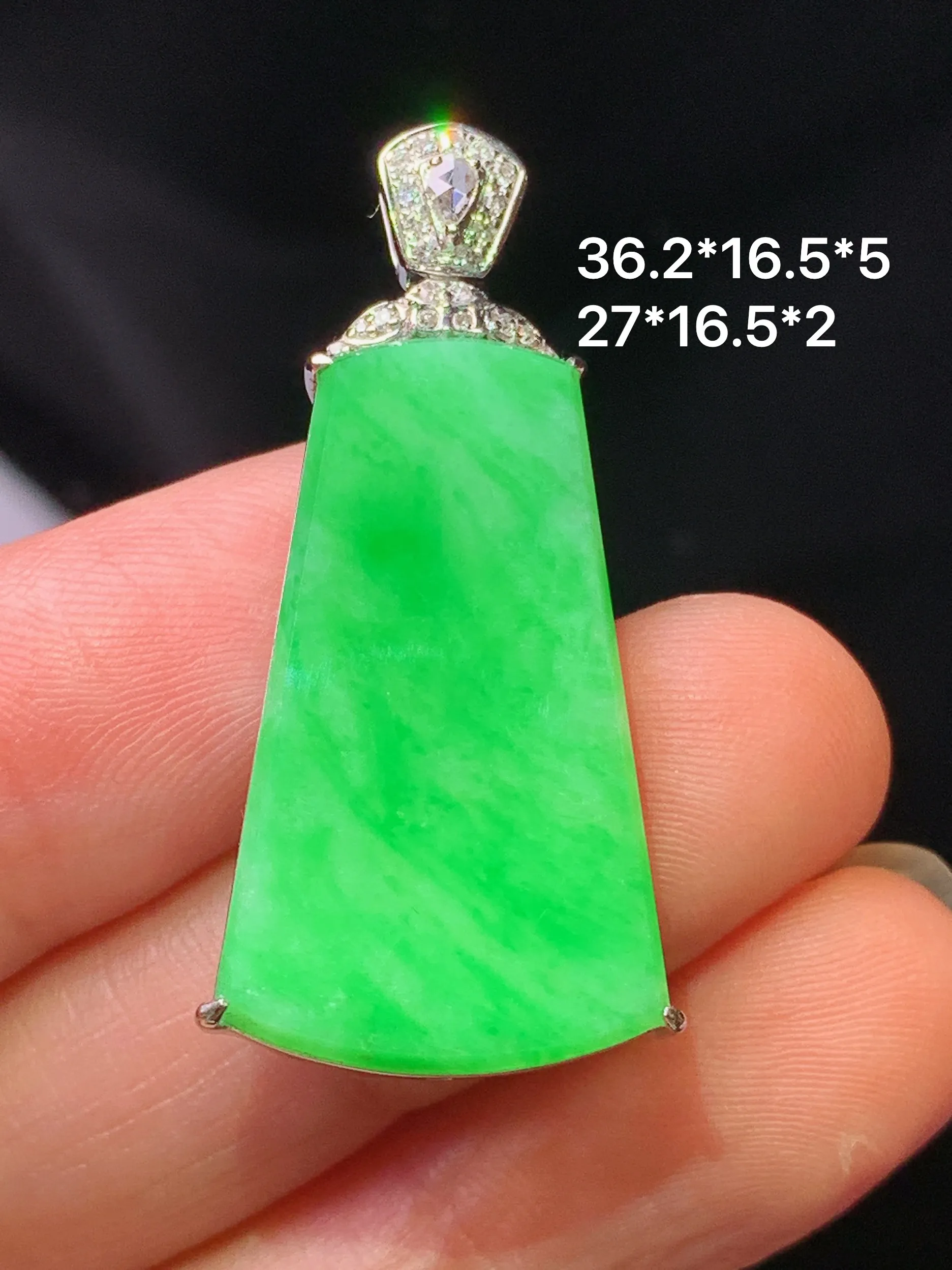 18k金钻镶嵌翠绿无事牌吊坠 玉质细腻 色泽艳丽清新 整体尺寸36.2*16.5*5