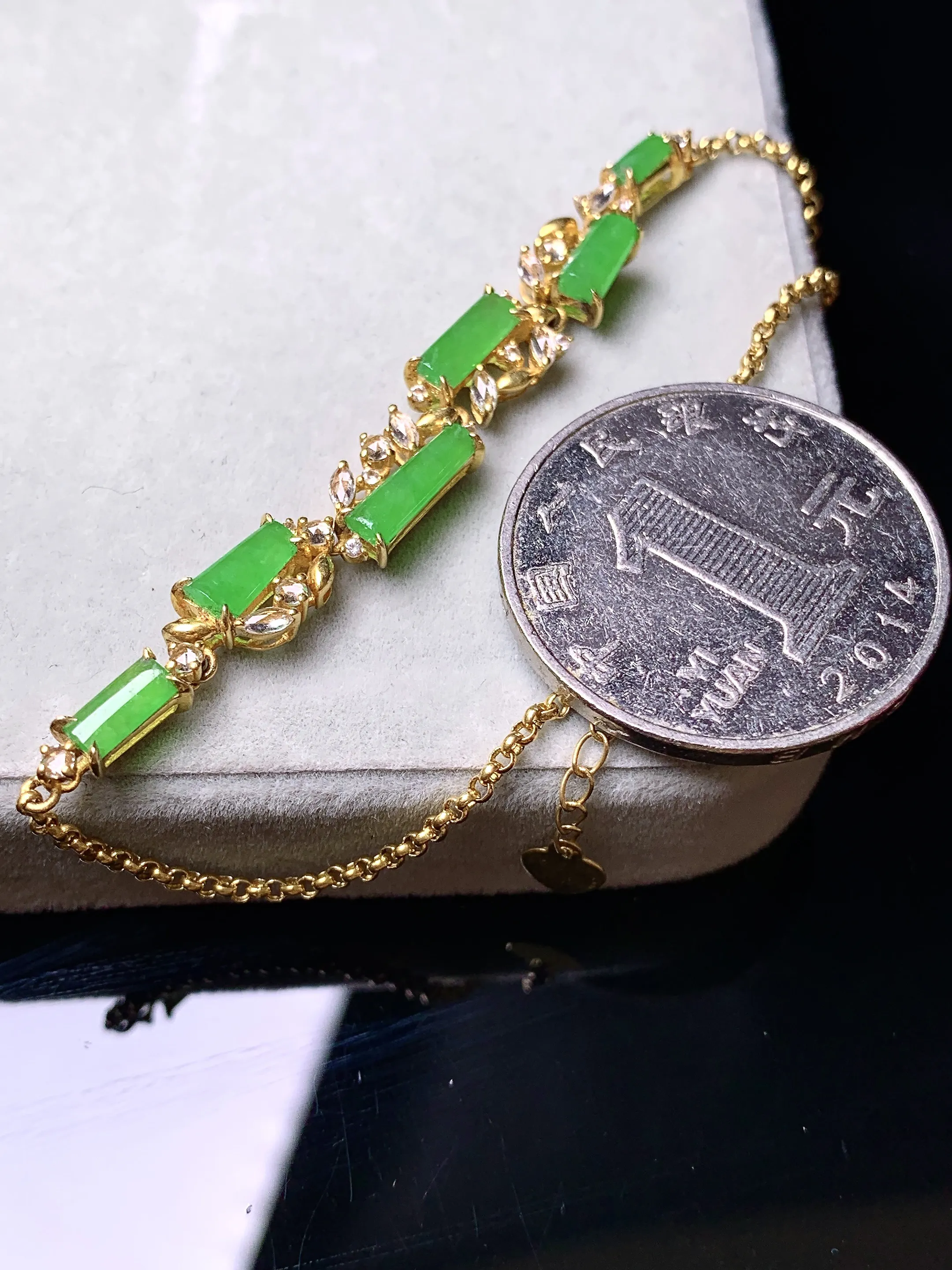 18k金钻镶嵌满绿玉柱手链 玉质细腻 色泽艳丽清新 整体尺寸60*6.8*4.3
