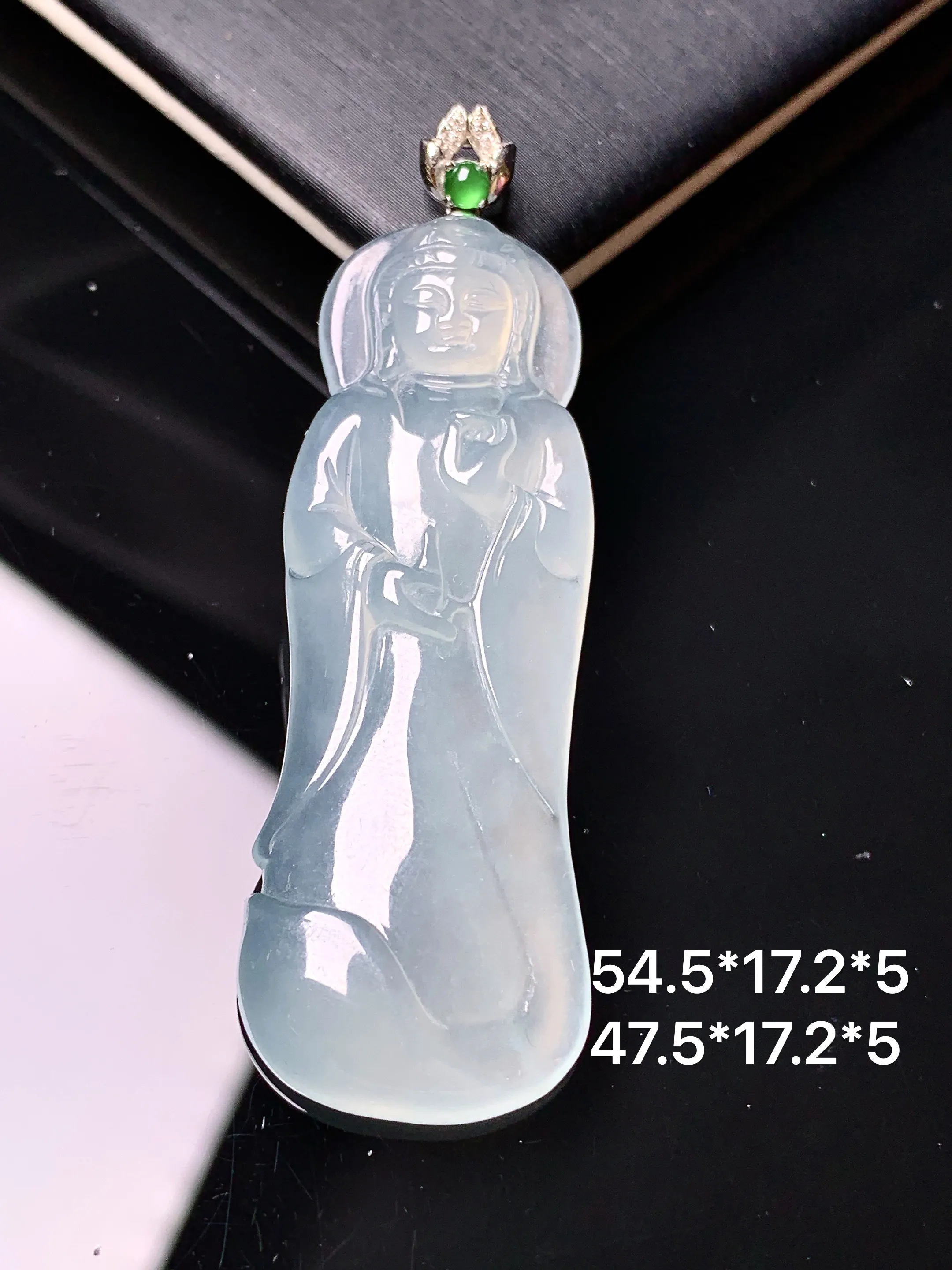 18k金镶嵌冰种观音菩萨吊坠 玉质细腻 色泽艳丽清新 整体尺寸54.5*17.2*5