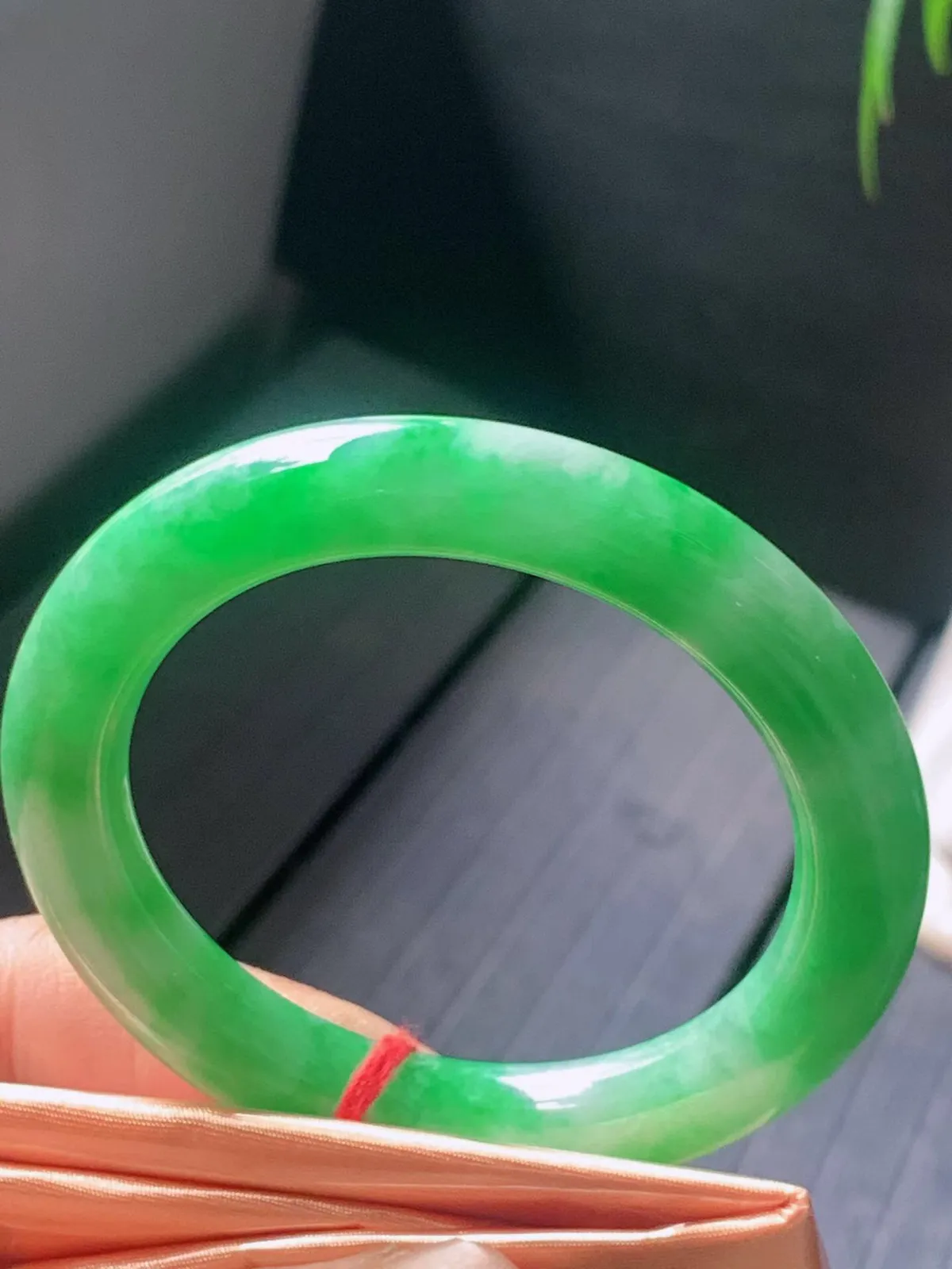 【翡翠名称】老种冰飘阳绿50.8圈口圆条手镯
【翡翠尺寸】50.8/9.4/9.4mm适合50.8-52.8正圈口佩戴
【翡翠描述】宝贝种老水足，玉质细腻，色泽靓丽，性价比高，佩戴效果好！
【其它赠送】权威证书/精美挂绳盒子/支持全国复检