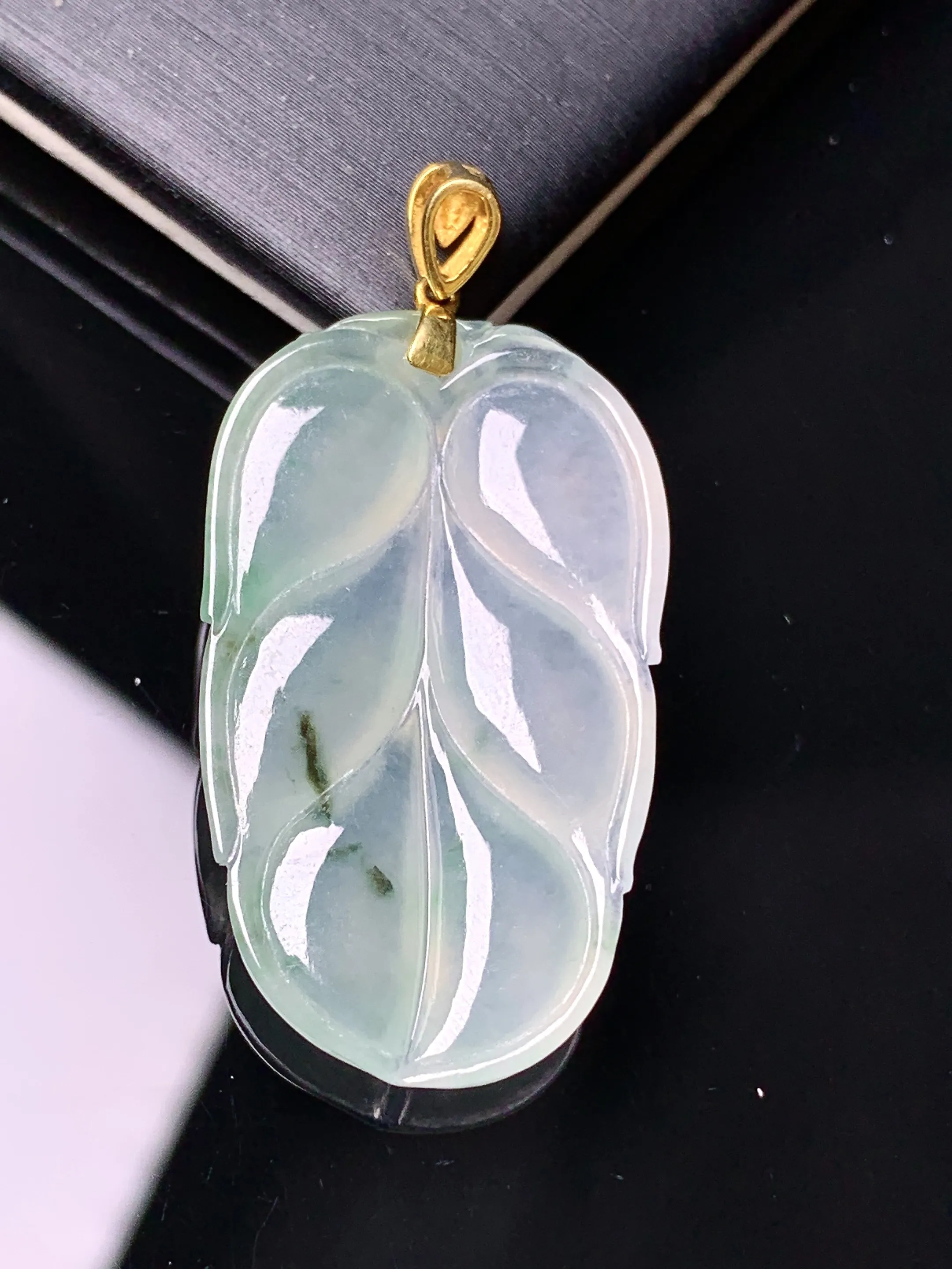 18k金镶嵌冰种飘绿树叶吊坠 玉质细腻 色泽艳丽清新 整体尺寸40*19*4