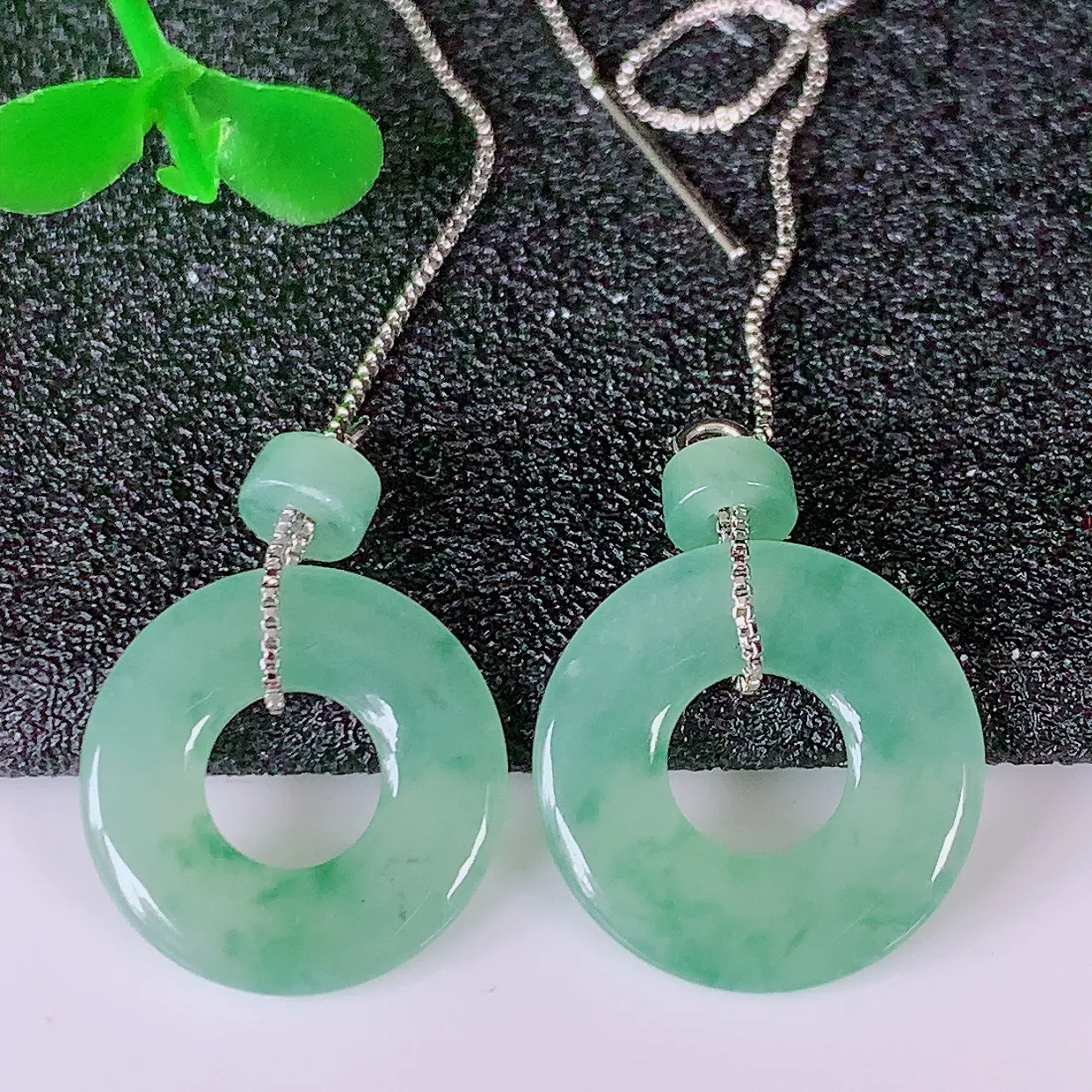 自然光实拍，冰种飘花翡翠一对平安扣耳坠，翠色灵动，玉质细腻，颜色漂亮，品相佳，佩戴佳品！配图银线 #183.1平安扣尺寸15.2-2.2mm