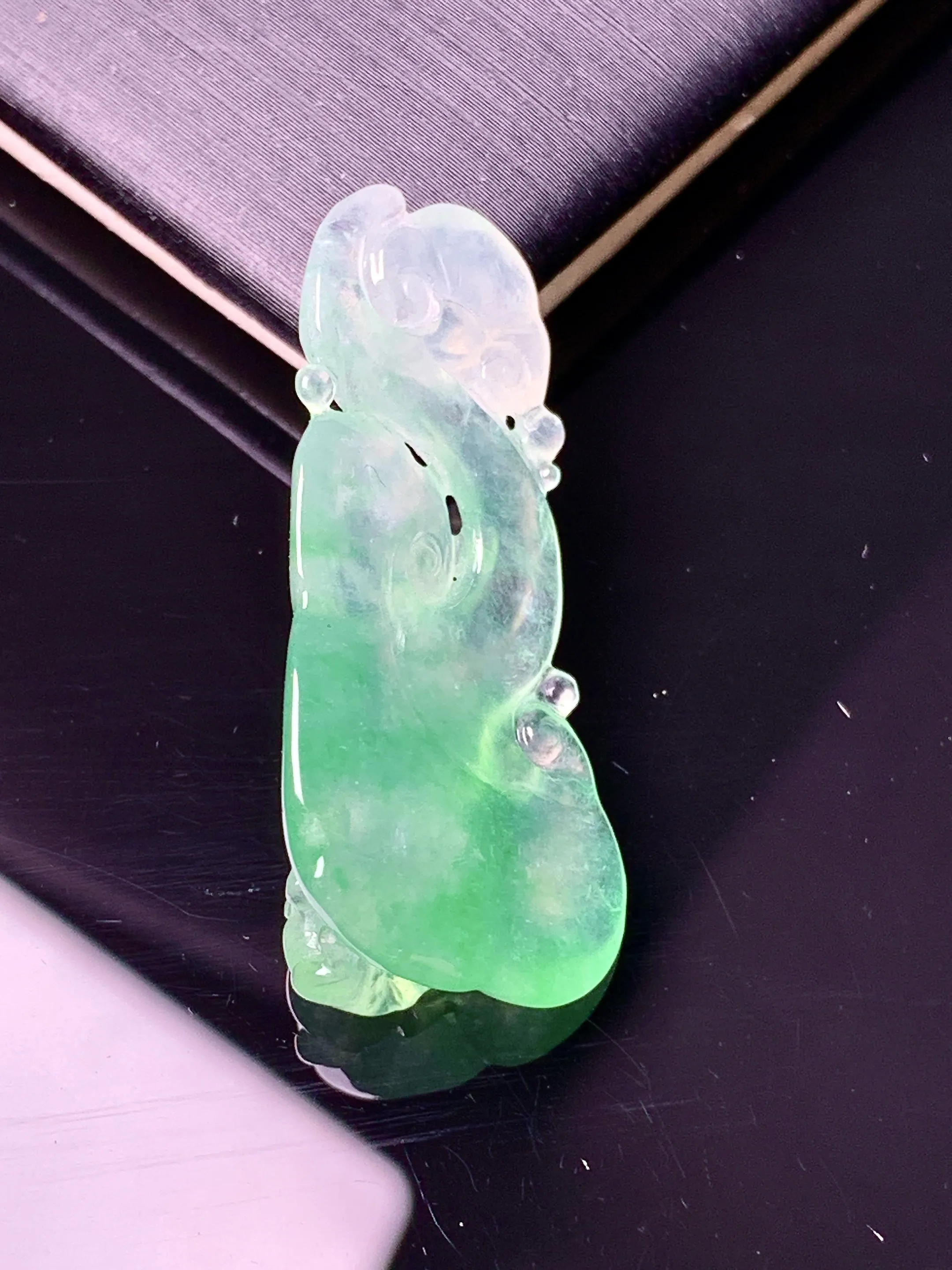 飘绿如意吊坠 玉质细腻 色泽艳丽清新 整体尺寸33*15.8*8.3
