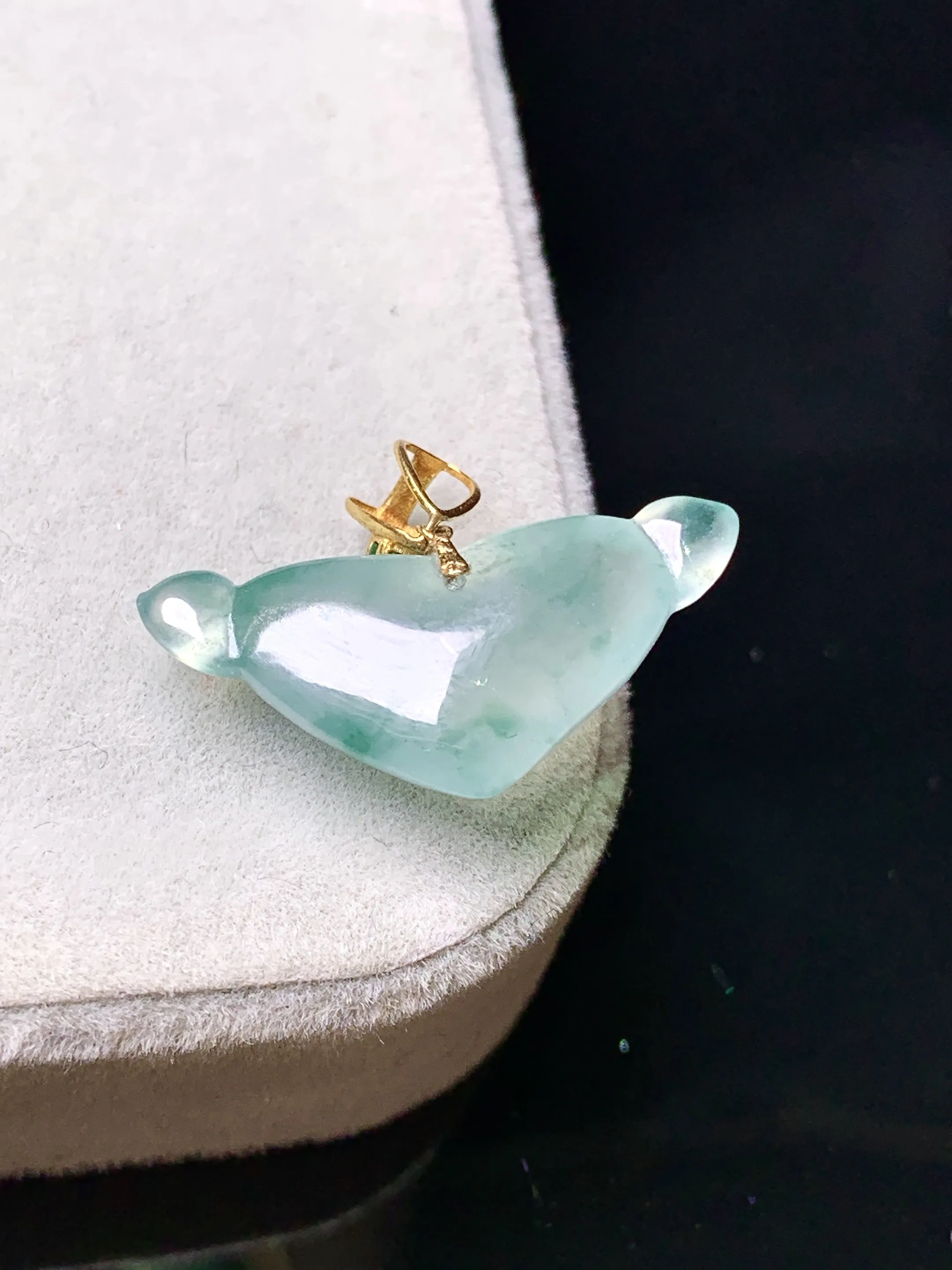 18k金镶嵌冰种心形吊坠 玉质细腻 色泽艳丽清新 整体尺寸16.3*21.5*6.3