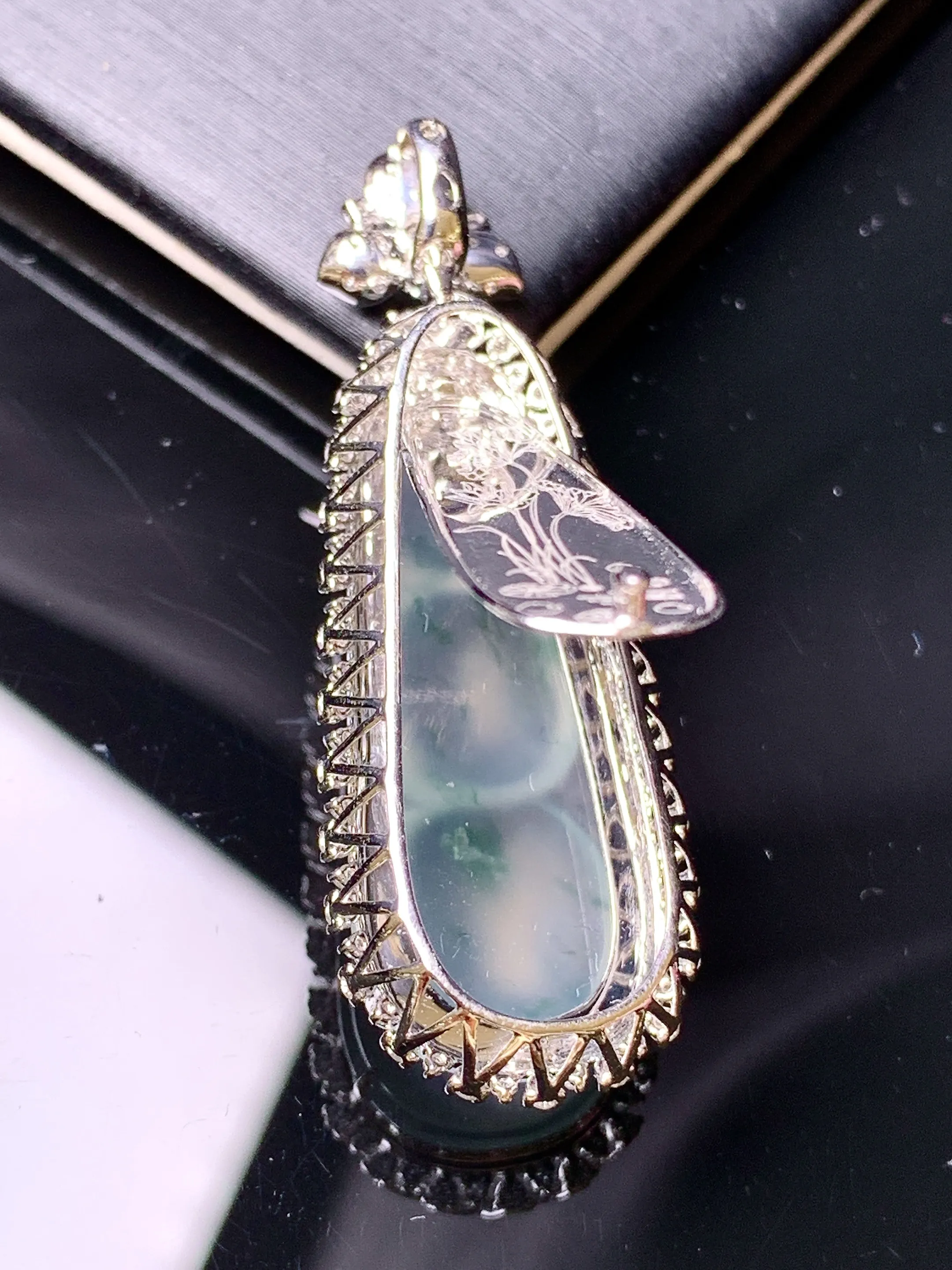 18k金钻镶嵌冰种四季豆吊坠 玉质细腻 色泽艳丽清新 整体尺寸45*15.5*10.6