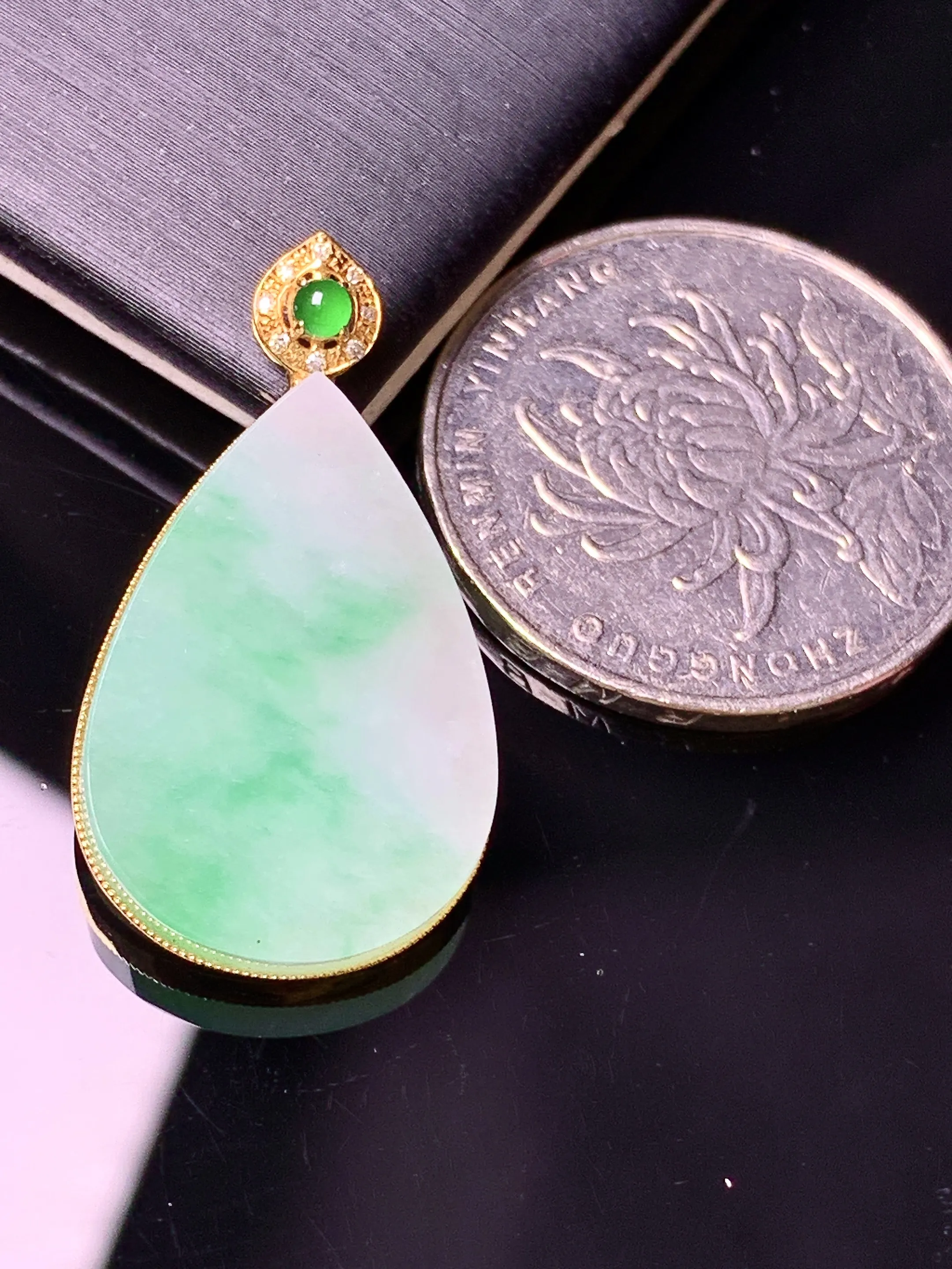 18k金钻镶嵌飘绿水滴吊坠 玉质细腻 色泽艳丽清新 整体尺寸30*16.3*4