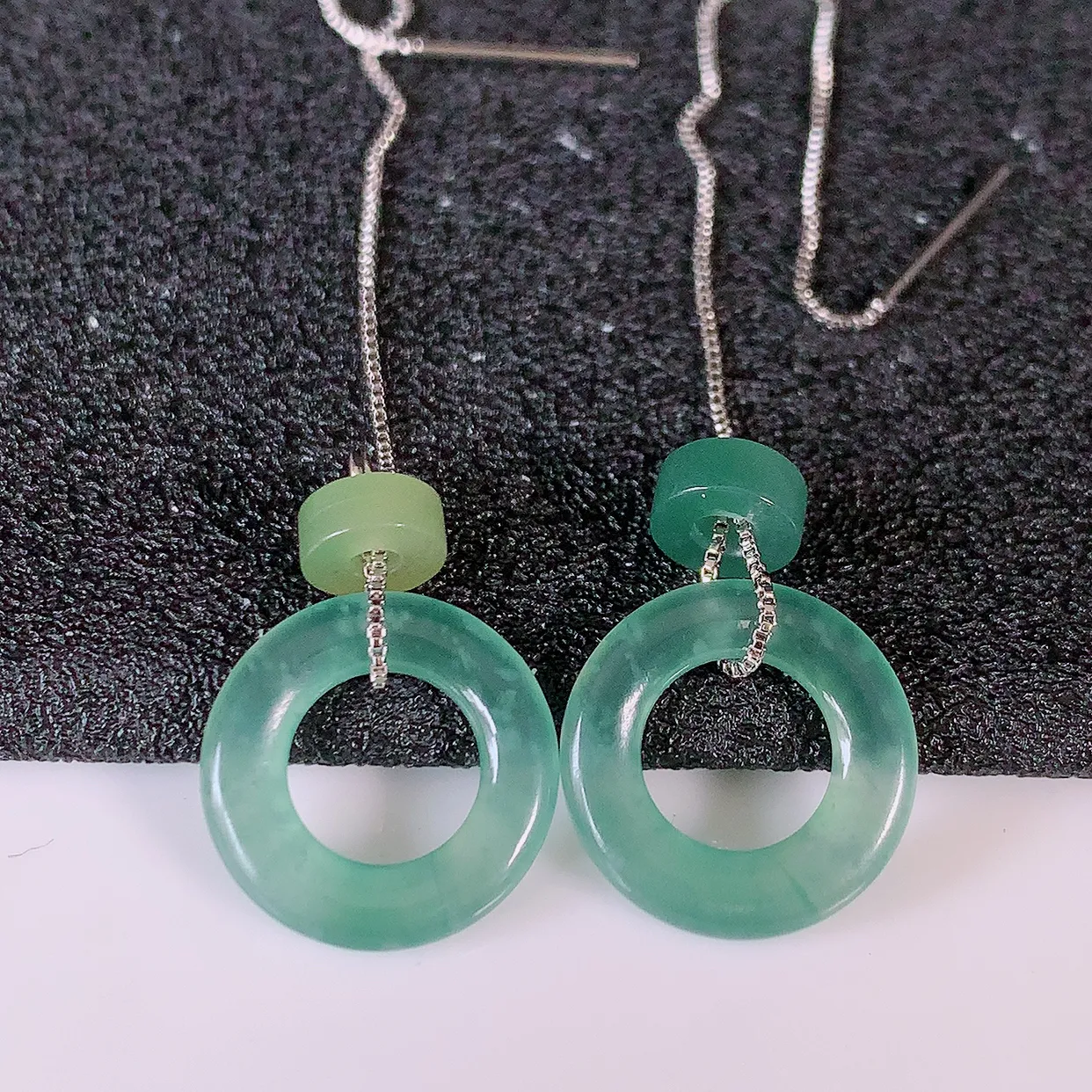 自然光实拍，冰种飘花翡翠一对平安扣耳坠，翠色灵动，玉质细腻，颜色漂亮，品相佳，佩戴佳品！配银线 #771.1平安扣尺寸13.5-2.5mm
