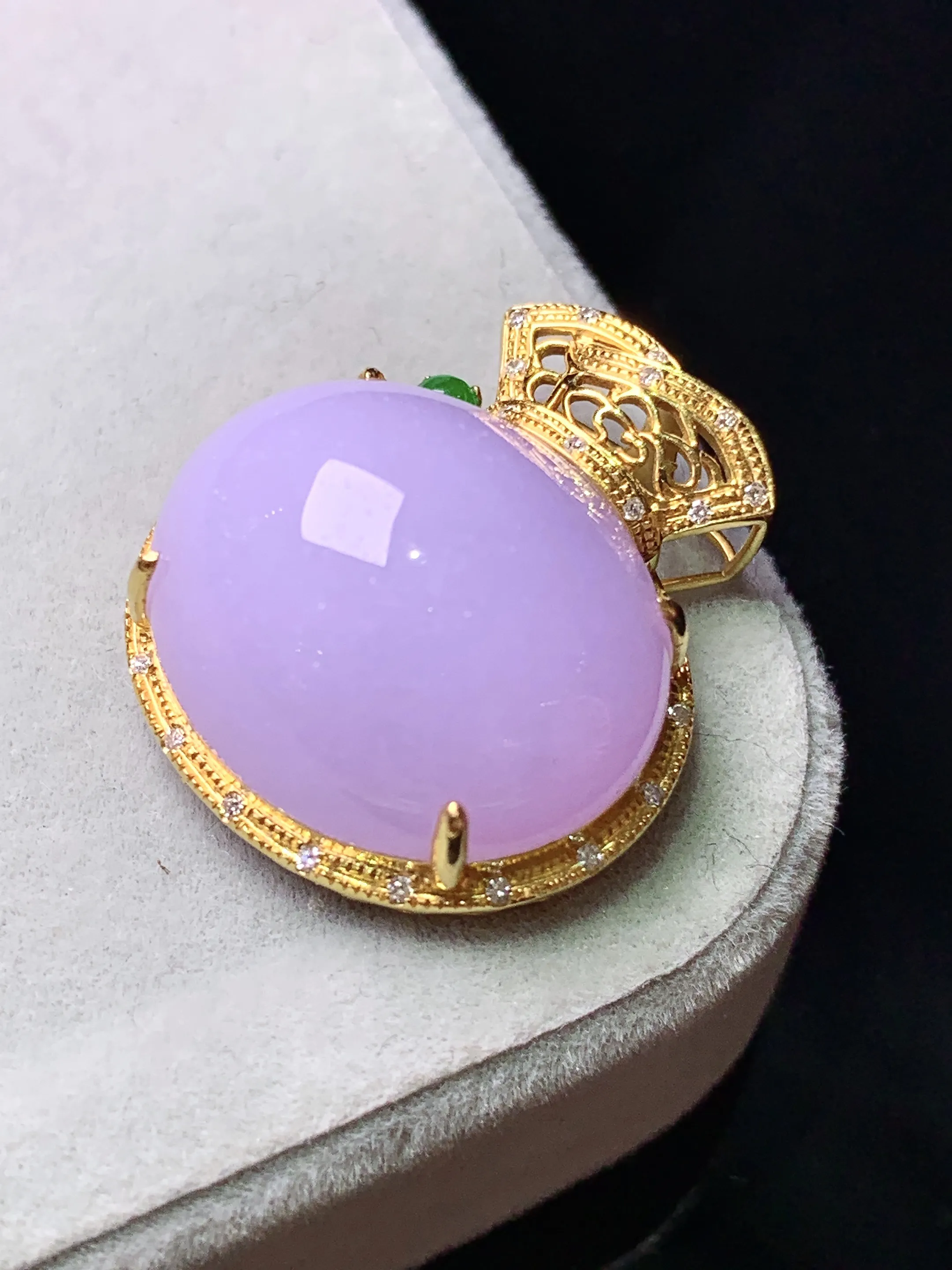 18k金钻镶嵌紫罗兰蛋面吊坠 玉质细腻 色泽艳丽清新 整体尺寸22*20.3*11.2