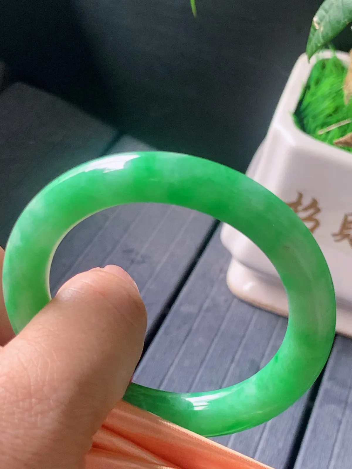 【翡翠名称】老种冰飘阳绿50.8圈口圆条手镯
【翡翠尺寸】50.8/9.4/9.4mm适合50.8-52.8正圈口佩戴
【翡翠描述】宝贝种老水足，玉质细腻，色泽靓丽，性价比高，佩戴效果好！
【其它赠送】权威证书/精美挂绳盒子/支持全国复检