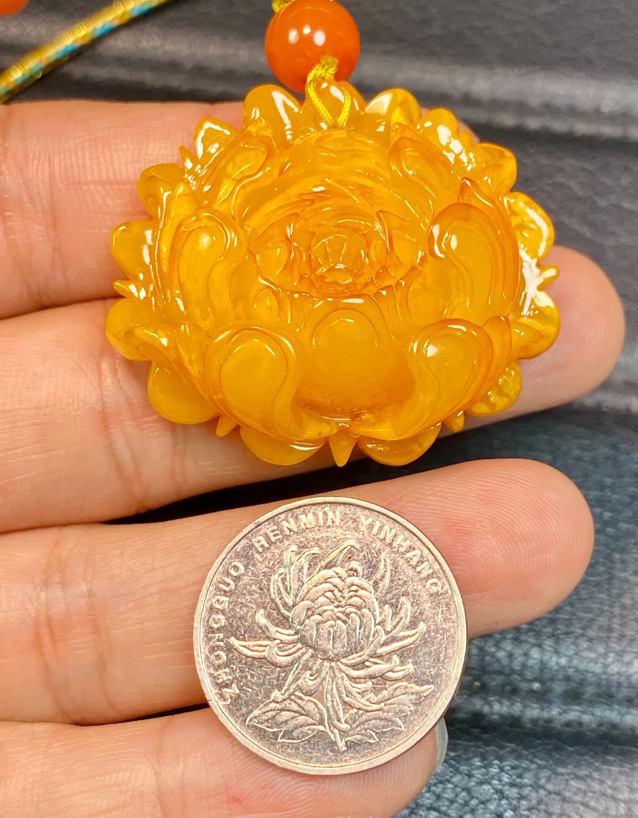 天然蜜蜡 鸡油黄老蜜蜡 牡丹花 花开富贵吊坠～尺寸:36.3×41.8×16.5mm左右 吊坠重：11.42克 搭配：原创手工绳链，蜡质瓷实，颜色好，雕工好