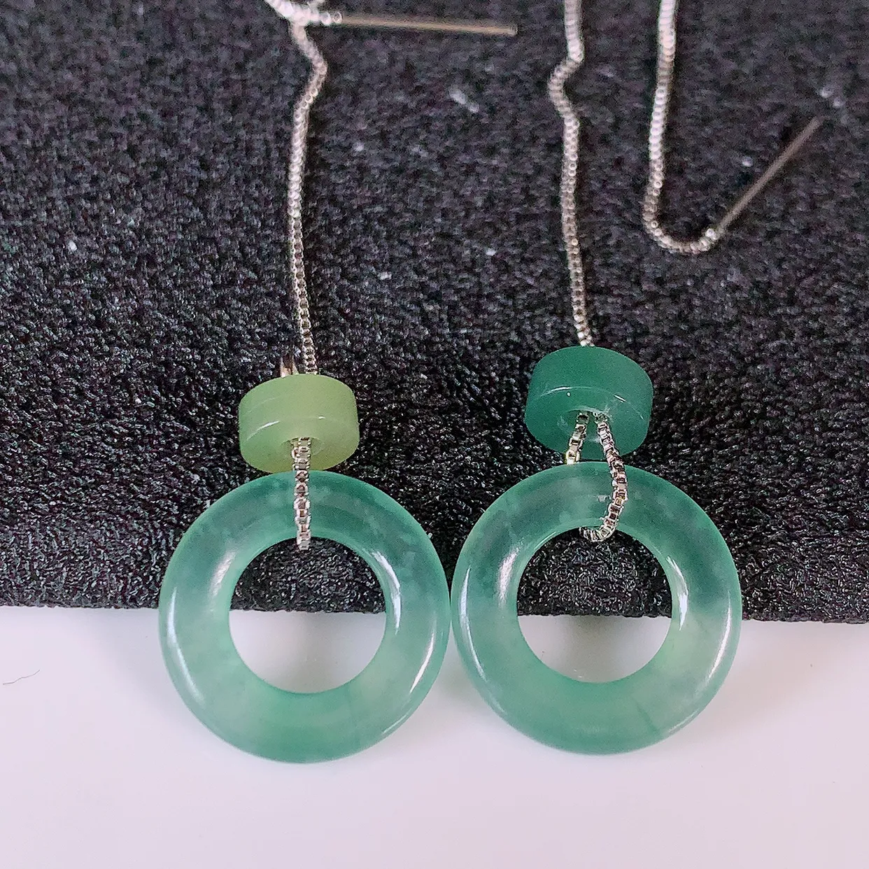 自然光实拍，冰种飘花翡翠一对平安扣耳坠，翠色灵动，玉质细腻，颜色漂亮，品相佳，佩戴佳品！配银线 #771.1平安扣尺寸13.5-2.5mm