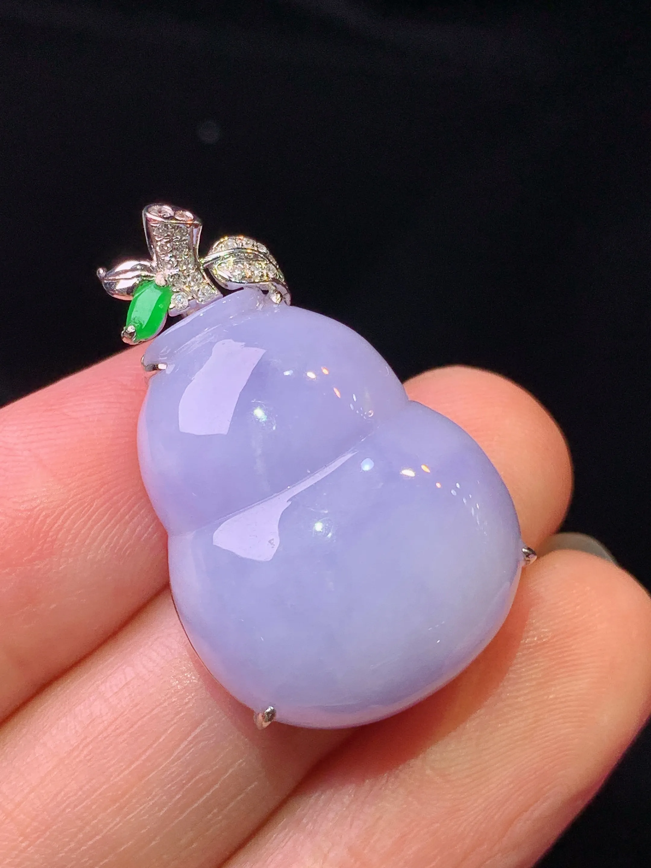 18k金钻镶嵌紫罗兰葫芦吊坠 玉质细腻 色泽艳丽清新 整体尺寸30*19*9