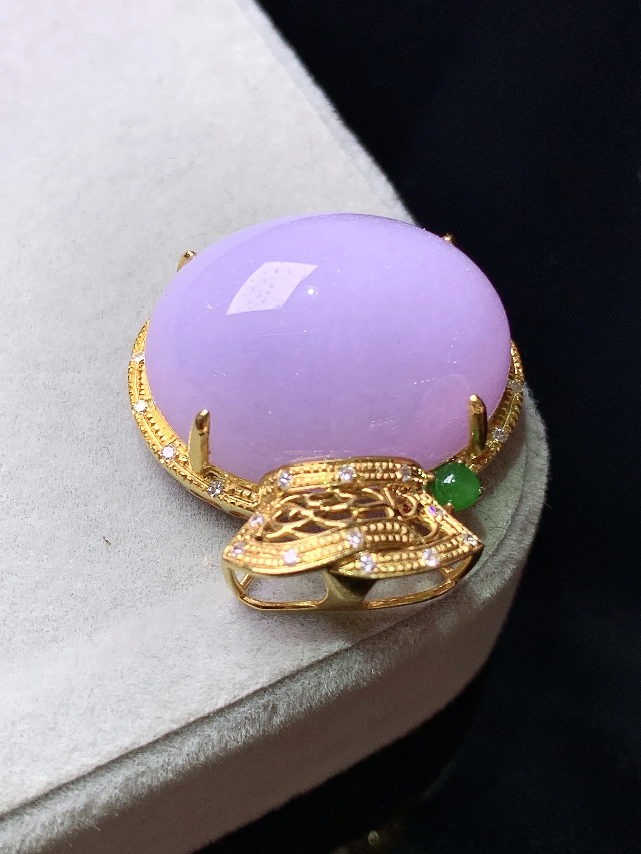 18k金钻镶嵌紫罗兰蛋面吊坠 玉质细腻 色泽艳丽清新 整体尺寸22*20.3*11.2