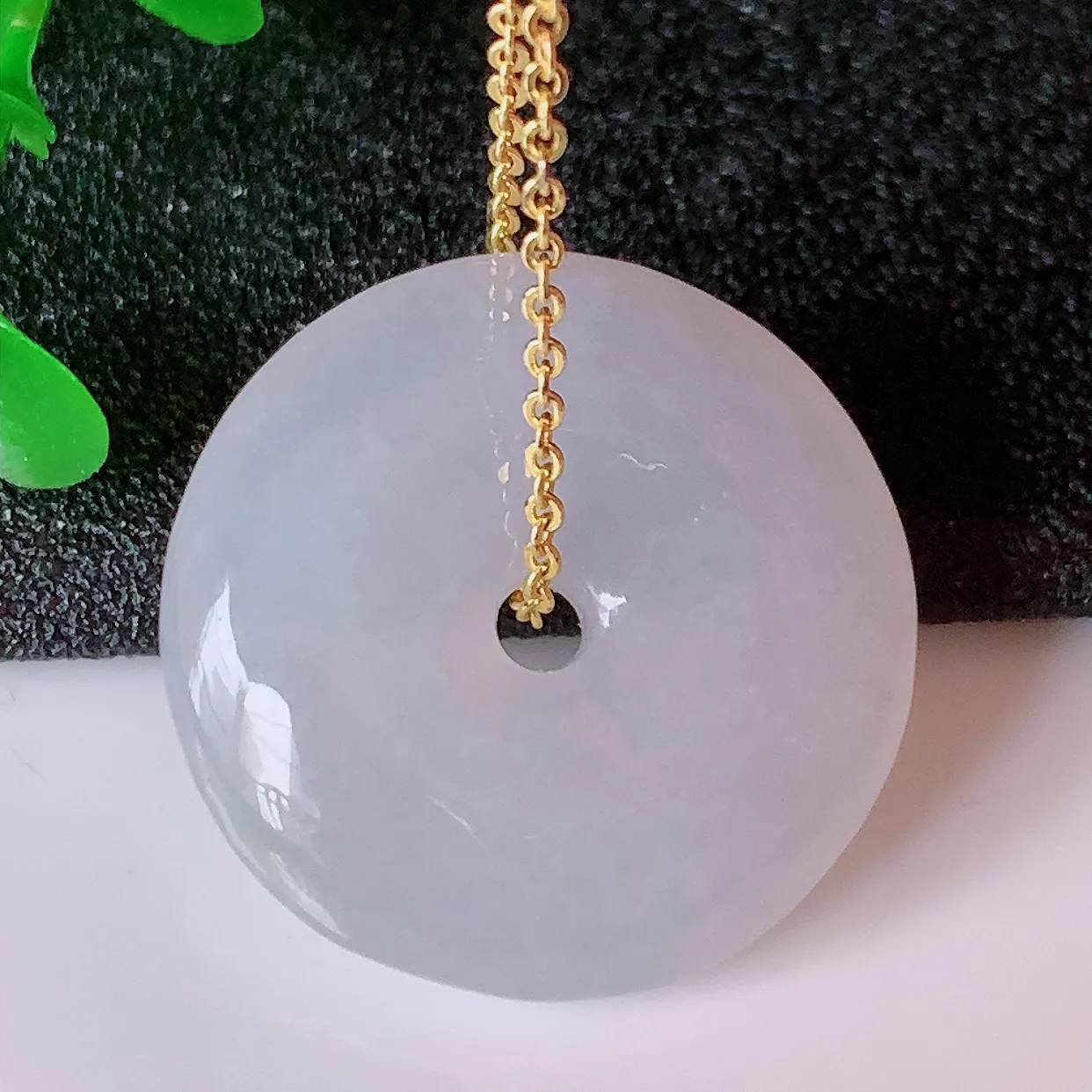 自然光实拍，冰翡翠平安扣吊坠，平安是福；冰透，很美的料子，平安扣佩戴优雅迷人！#106.1尺寸25*