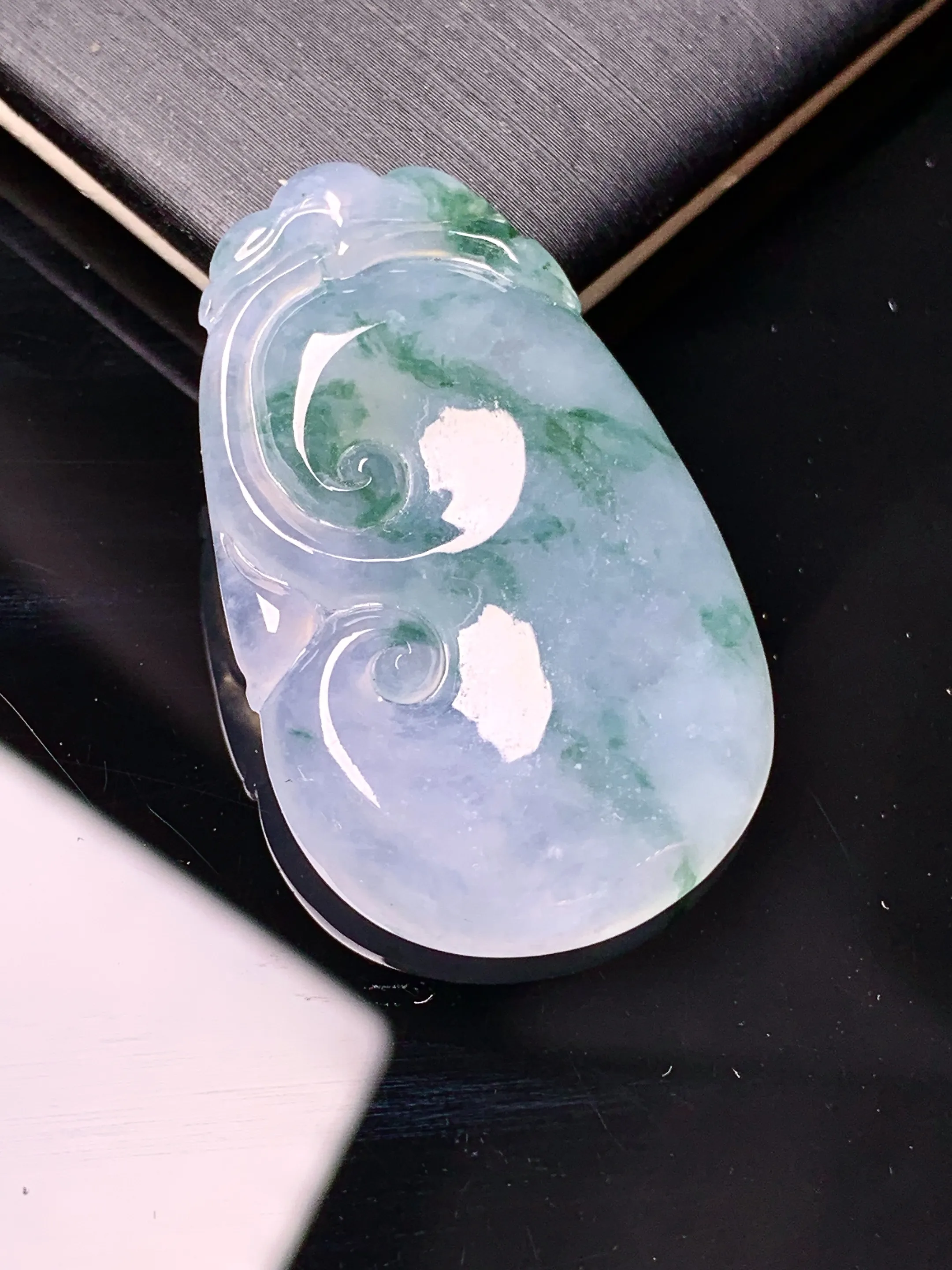 冰种飘绿如意吊坠 玉质细腻 色泽艳丽清新 整体尺寸36.2*22.2*4.5