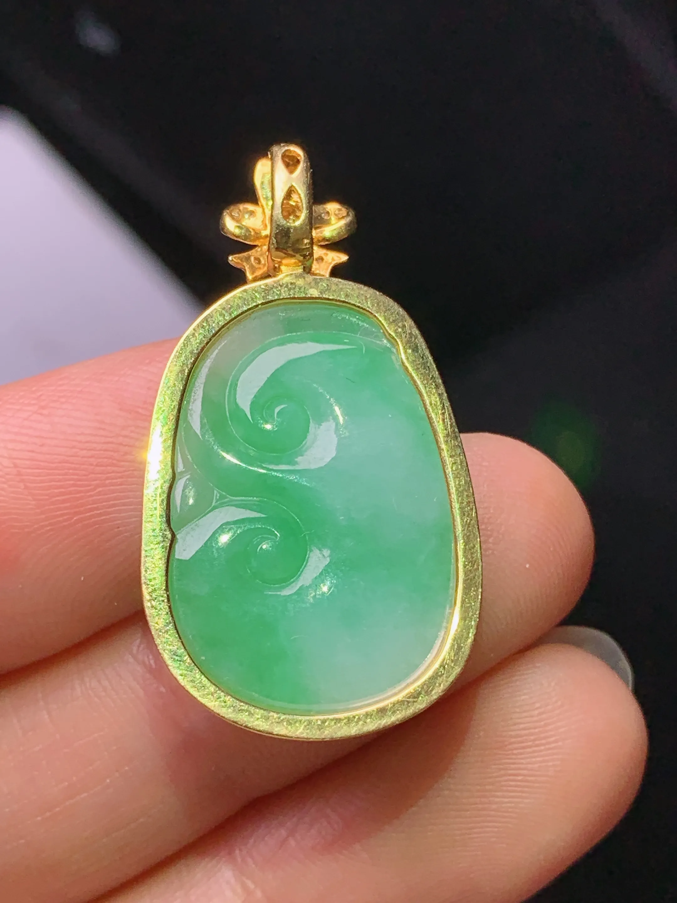 18k金钻镶嵌翠绿如意吊坠 玉质细腻 色泽艳丽清新 整体尺寸32.2*17.5*4.6