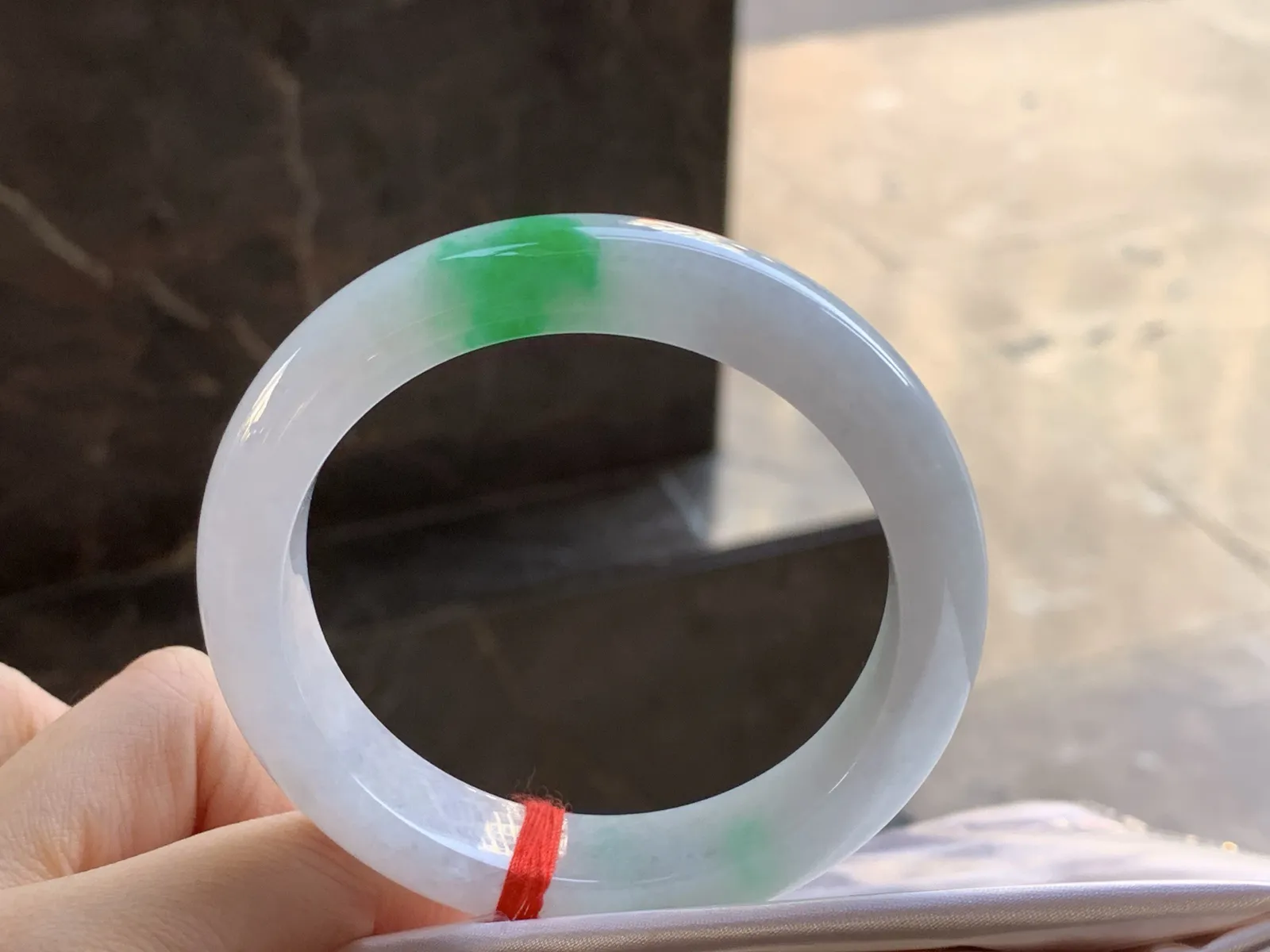 带色手镯
颜色漂亮 56.7/12.9/8.9mm