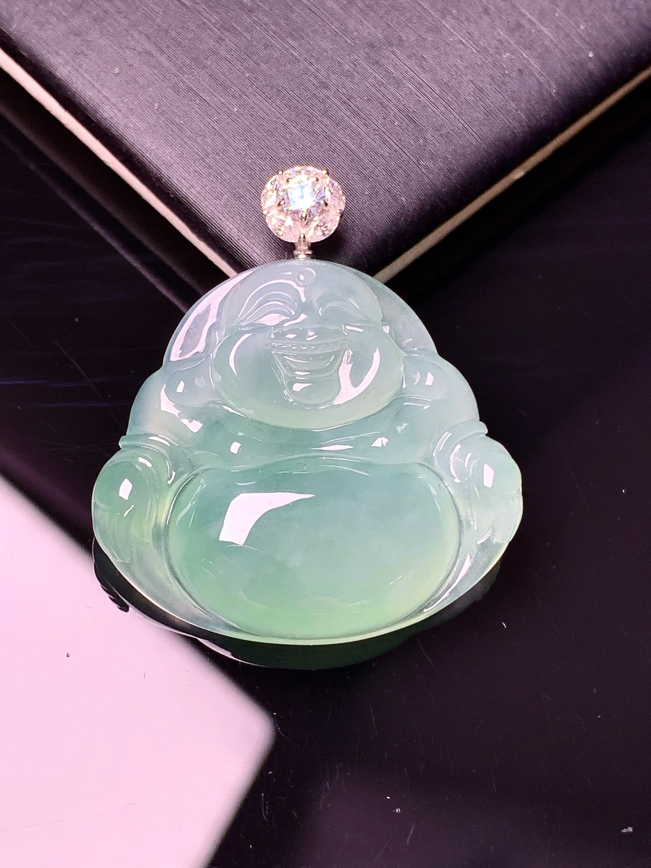 18k金莫桑钻镶嵌浅绿佛公吊坠 玉质细腻 色泽艳丽清新 整体尺寸32.5*28.6*5.6