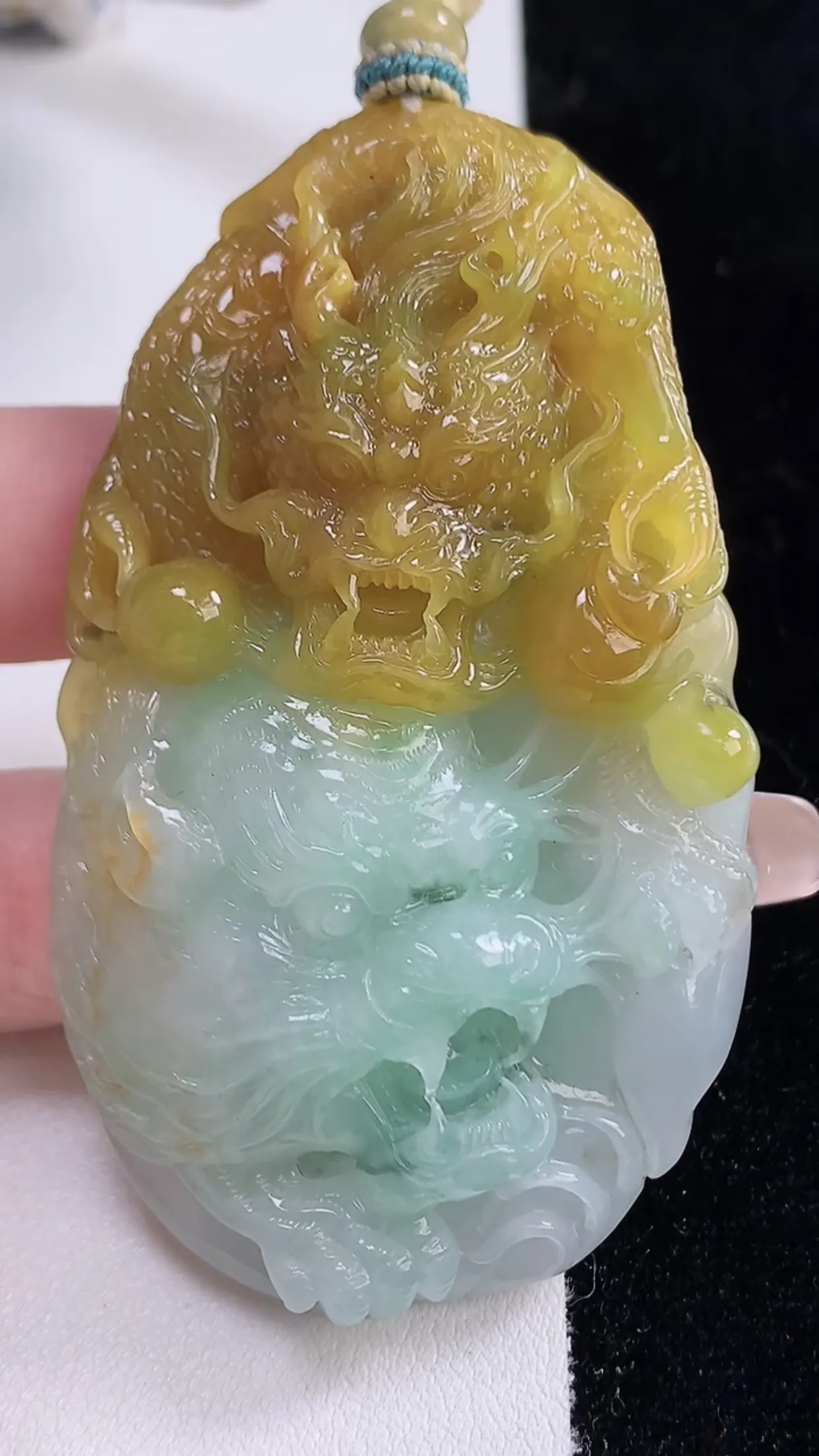 缅甸天然翡翠a货 老坑料起胶冰润 双彩黄加绿龙虎牌吊坠，尺寸71-41.3-12.2mm  y 63.24