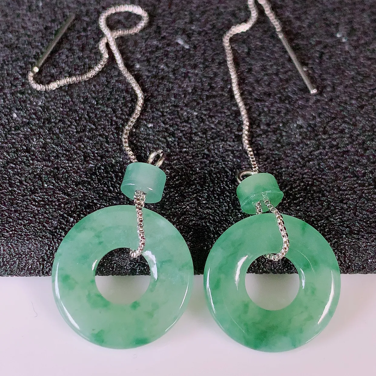 自然光实拍，冰种飘花翡翠一对平安扣耳坠，翠色灵动，玉质细腻，颜色漂亮，品相佳，佩戴佳品！配银线 #181.1平安扣尺寸15.5-2.5mm