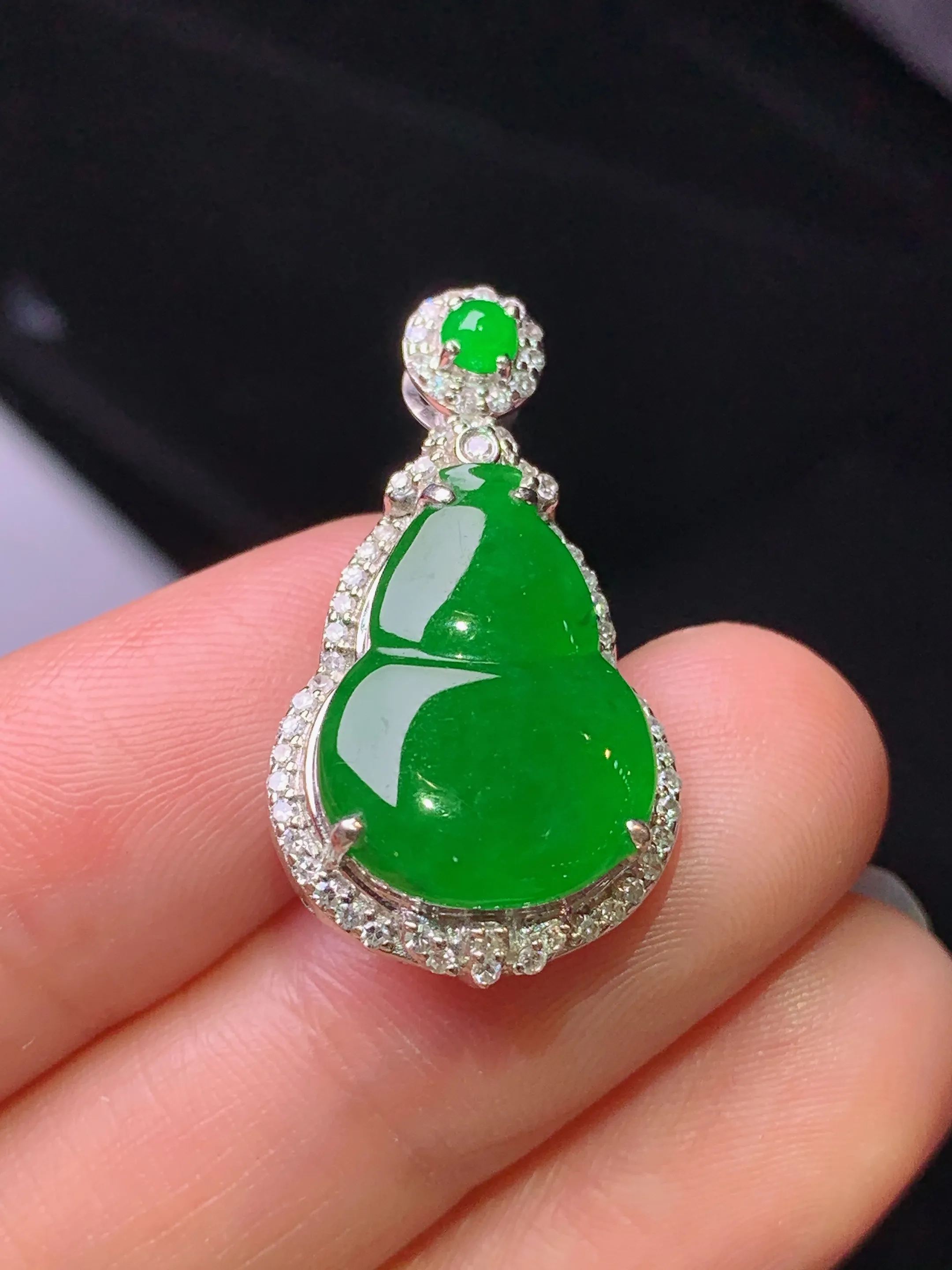 18k金钻镶嵌满绿葫芦吊坠 玉质细腻 色泽艳丽清新 整体尺寸27.6*15.2*7.3