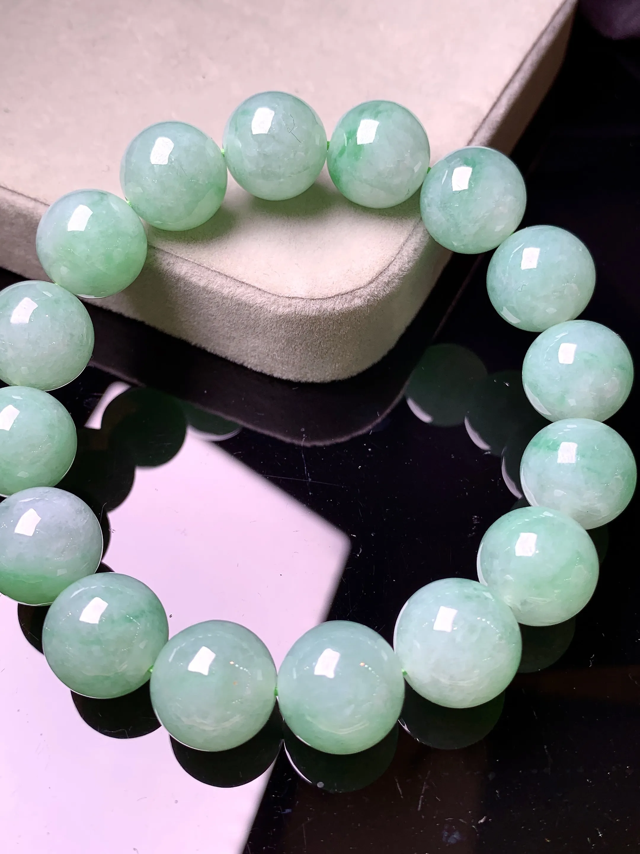 飘绿圆珠手链 玉质细腻 色泽艳丽清新 整体尺寸12.8