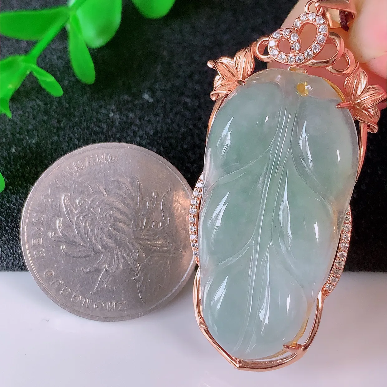 冰透翡翠925银镶嵌叶子吊坠，自然光实拍，翠色灵动，颜色漂亮，种老水足，品相佳，佩戴佳品！#103.1整体52*20*8裸石36*18.5