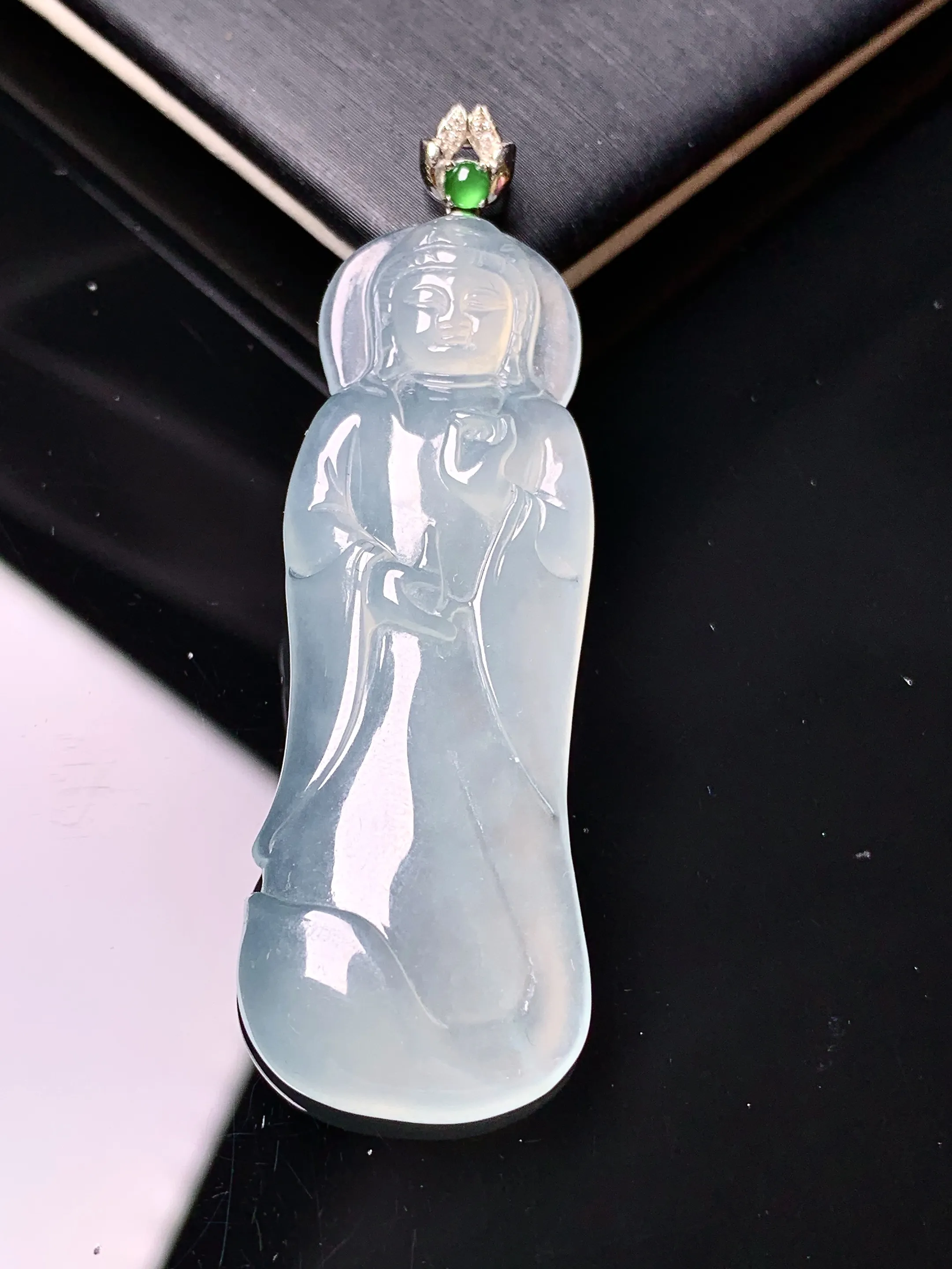 18k金镶嵌冰种观音菩萨吊坠 玉质细腻 色泽艳丽清新 整体尺寸54.5*17.2*5