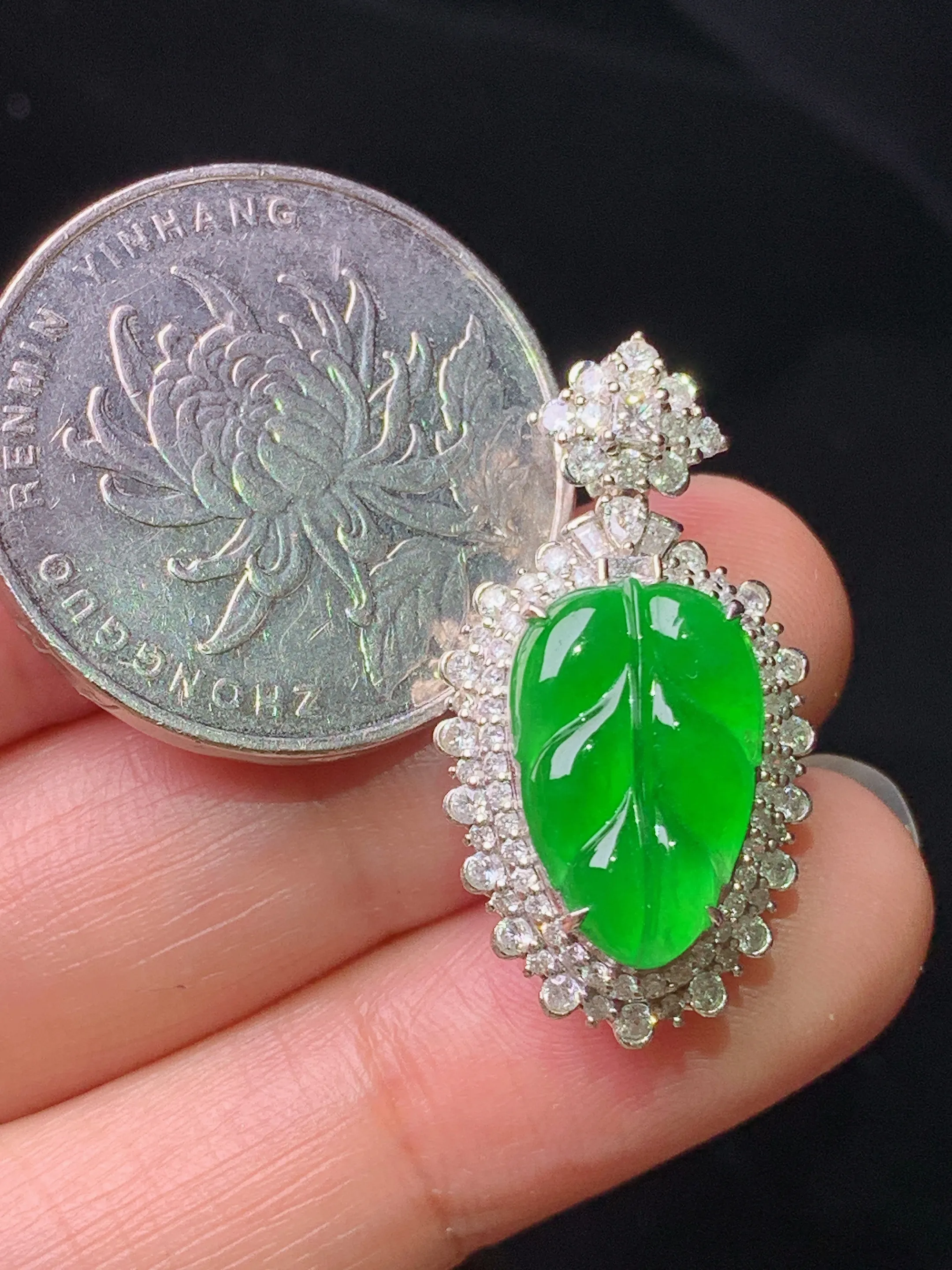 18k金钻镶嵌满绿树叶吊坠 玉质细腻 色泽艳丽清新 整体尺寸28.2*15*9.5