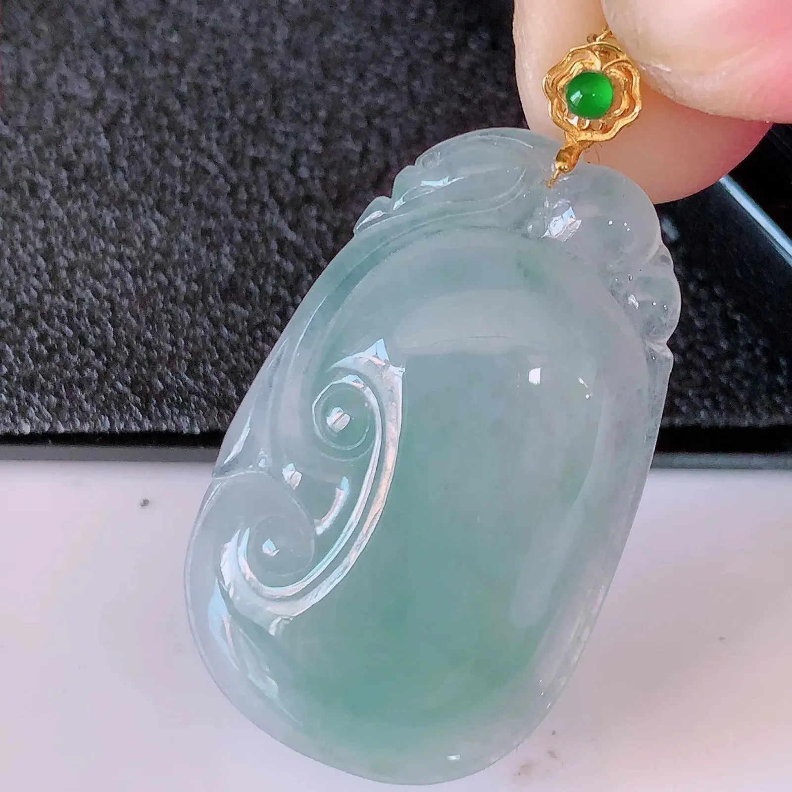 自然光实拍，18k金镶嵌冰种飘花翡翠如意吊坠，寓意顺心如意，事事如意，吉祥如意，细腻饱满，色泽鲜艳，称心如意佩戴优雅时尚！#212.1整体40.5裸石34.5-21.5-5.5