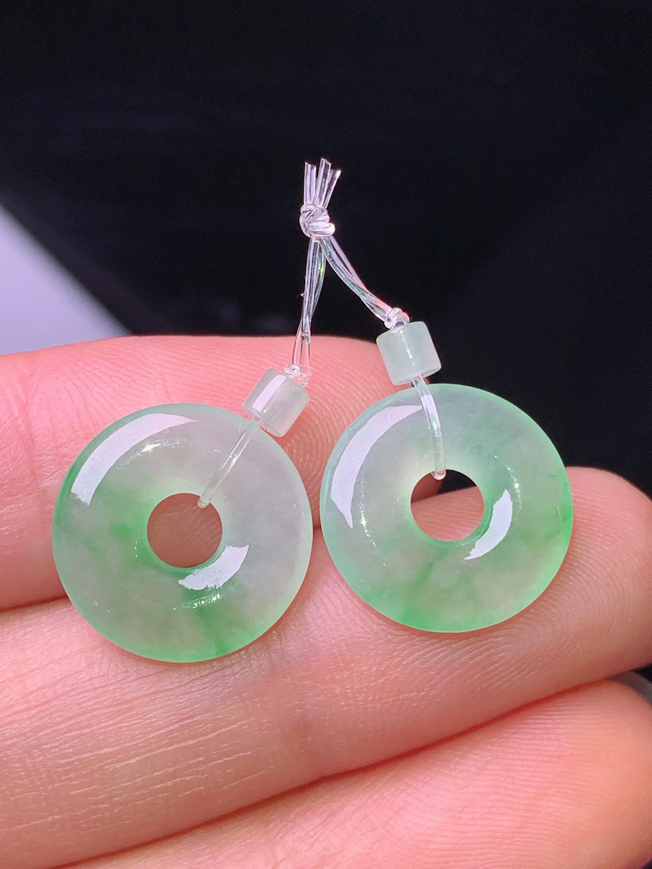 飘绿平安环一对 玉质细腻 色泽艳丽清新 整体尺寸14*2.6