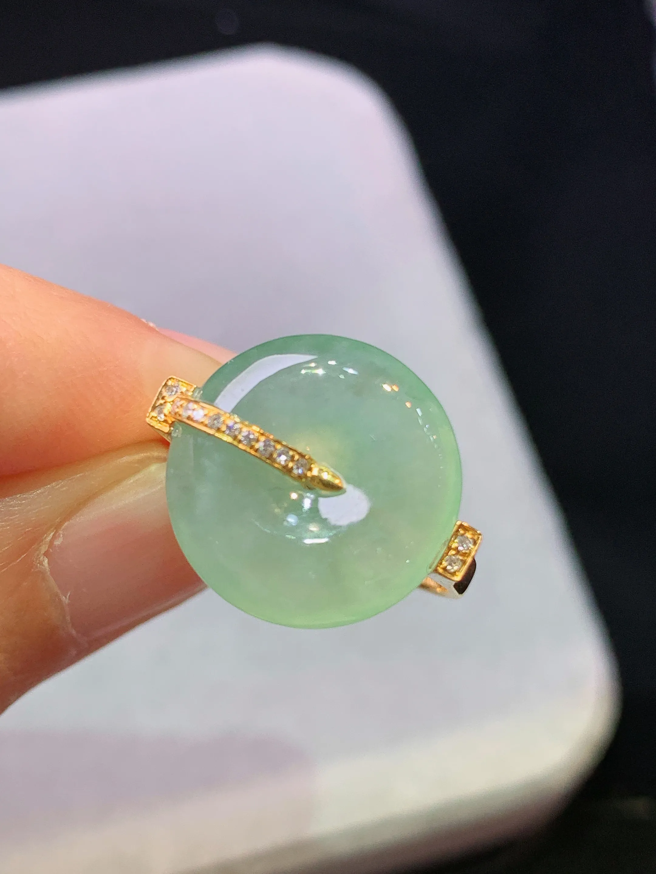 18k金钻镶嵌冰种平安扣戒指 玉质细腻 色泽艳丽清新 圈口14.5 整体尺寸15*5