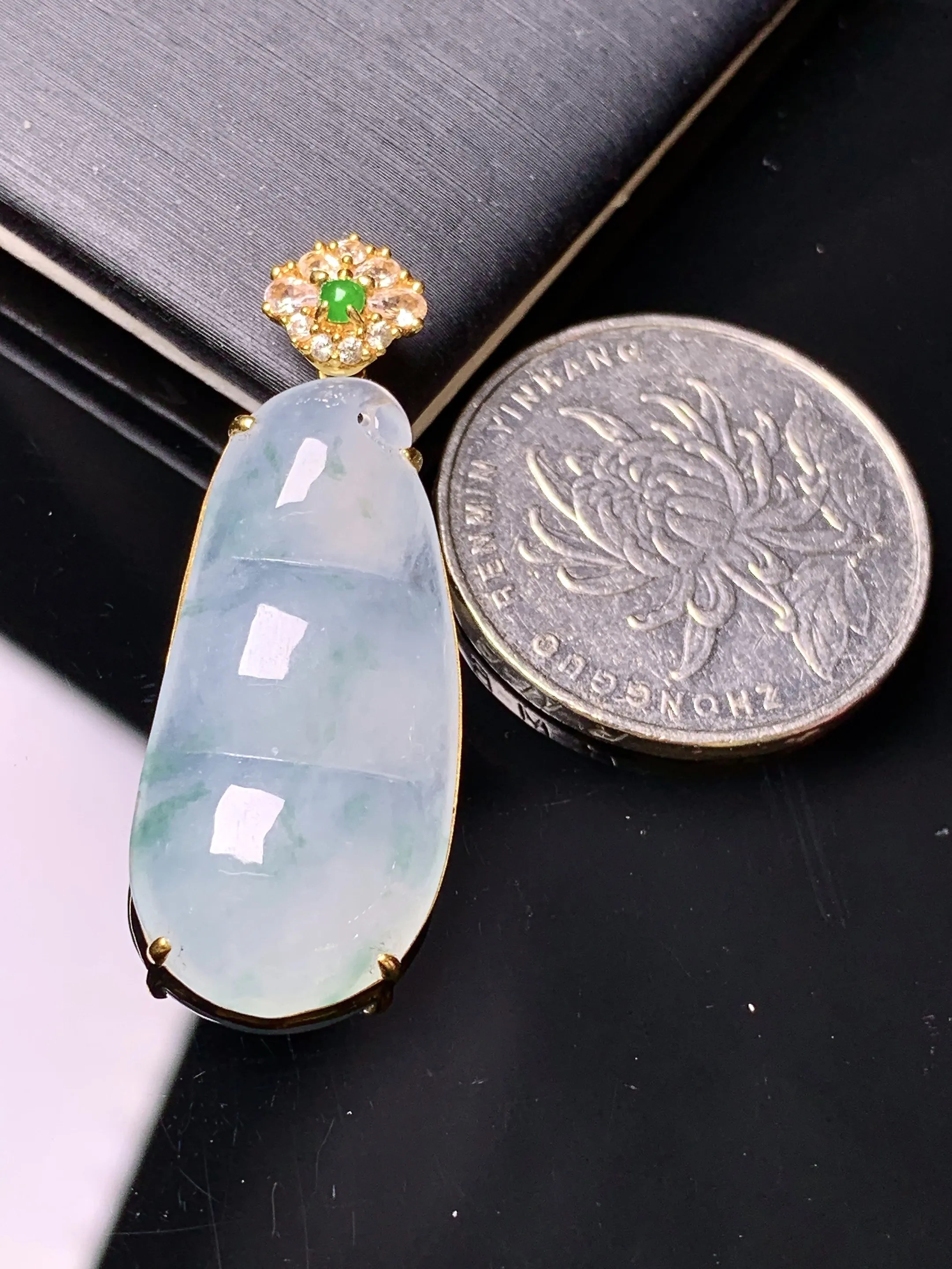 18k金钻镶嵌冰种四季豆吊坠 玉质细腻 色泽艳丽清新 整体尺寸36*14.2*4.8